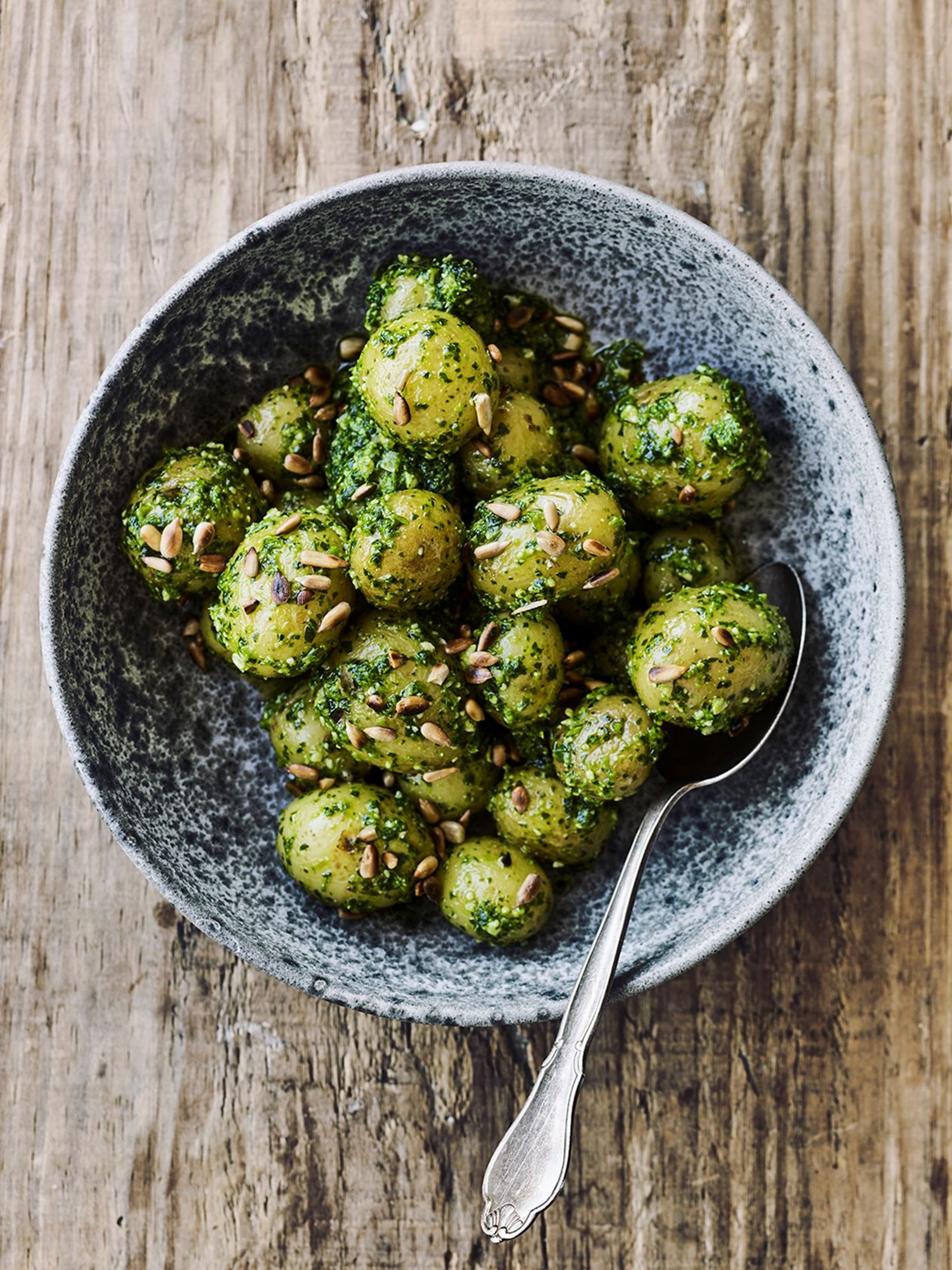 Kartofler vendt i persillepesto