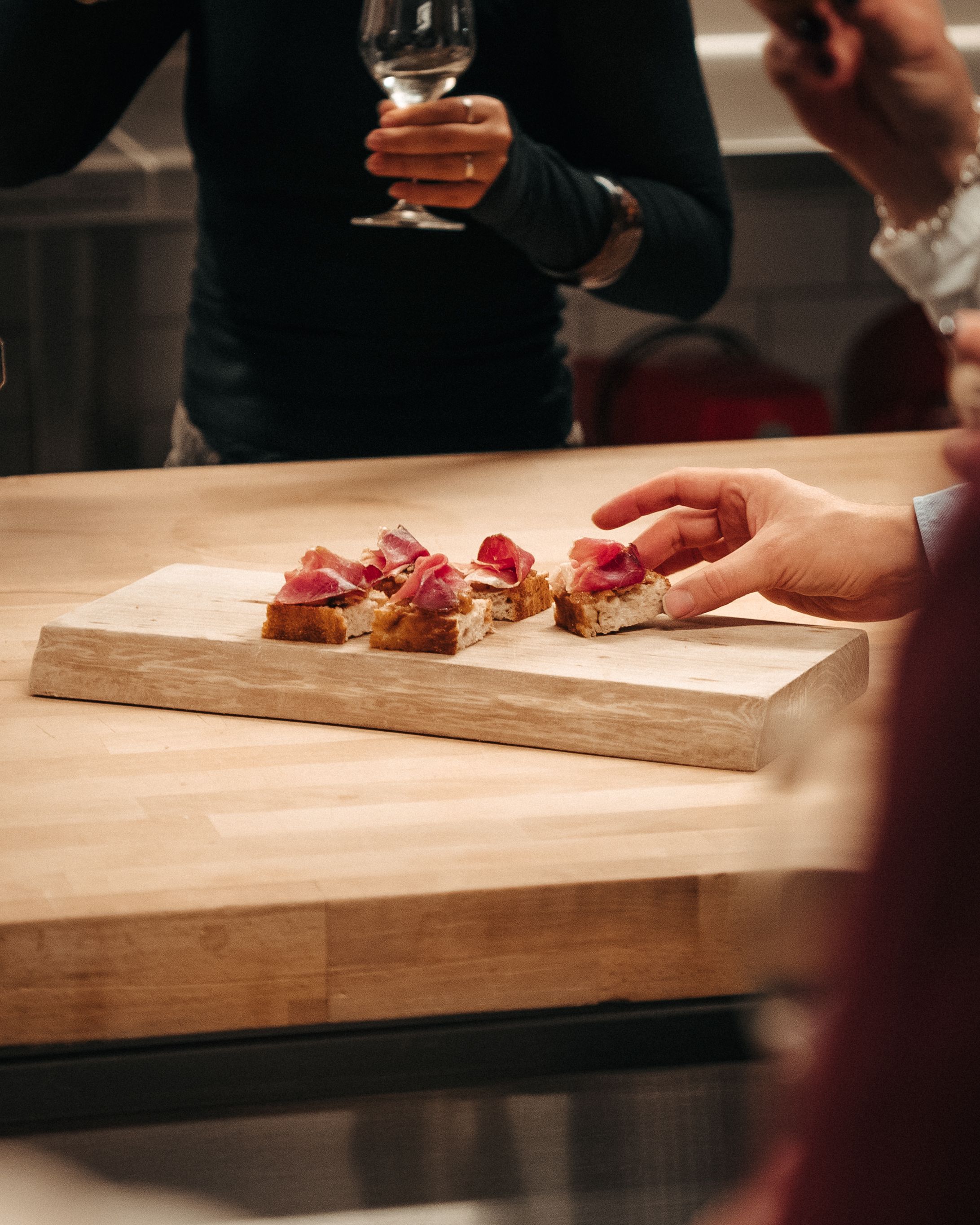 Snacks og et glas vin ved velkomsten