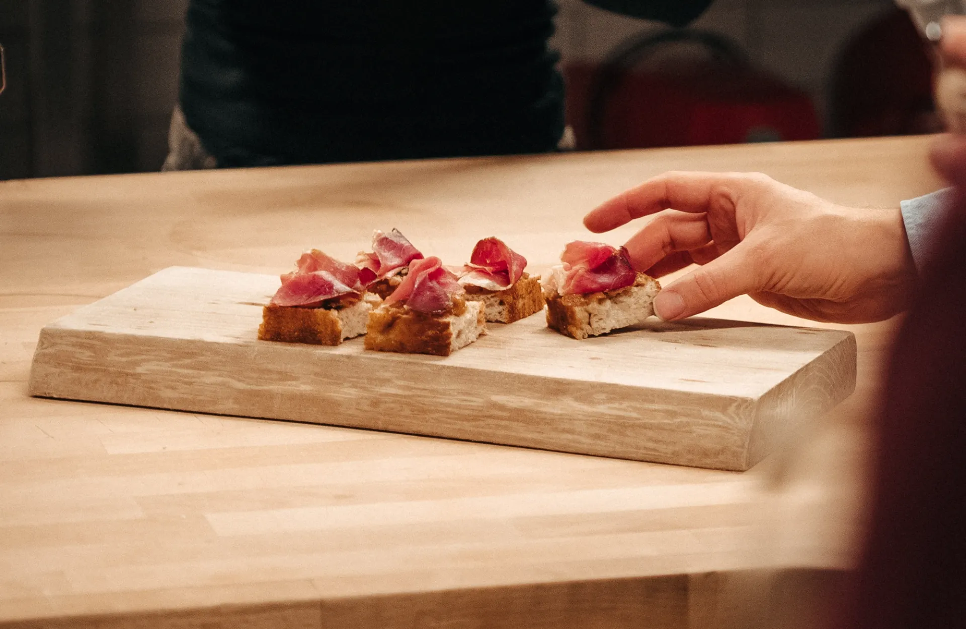 Snacks og et glas vin ved velkomsten