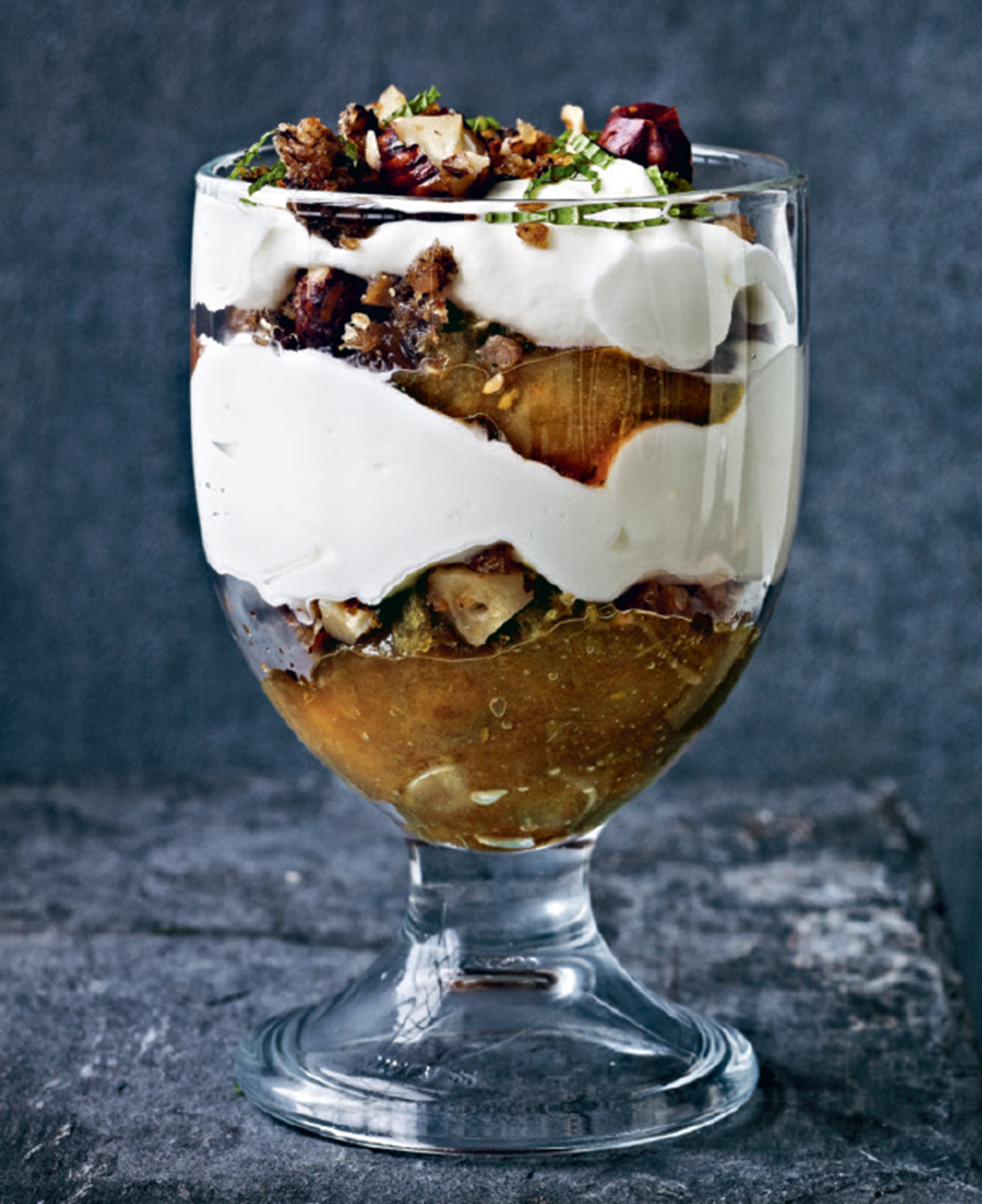 Stikkelsbærtrifli med knas af rugbrød og hasselnødder