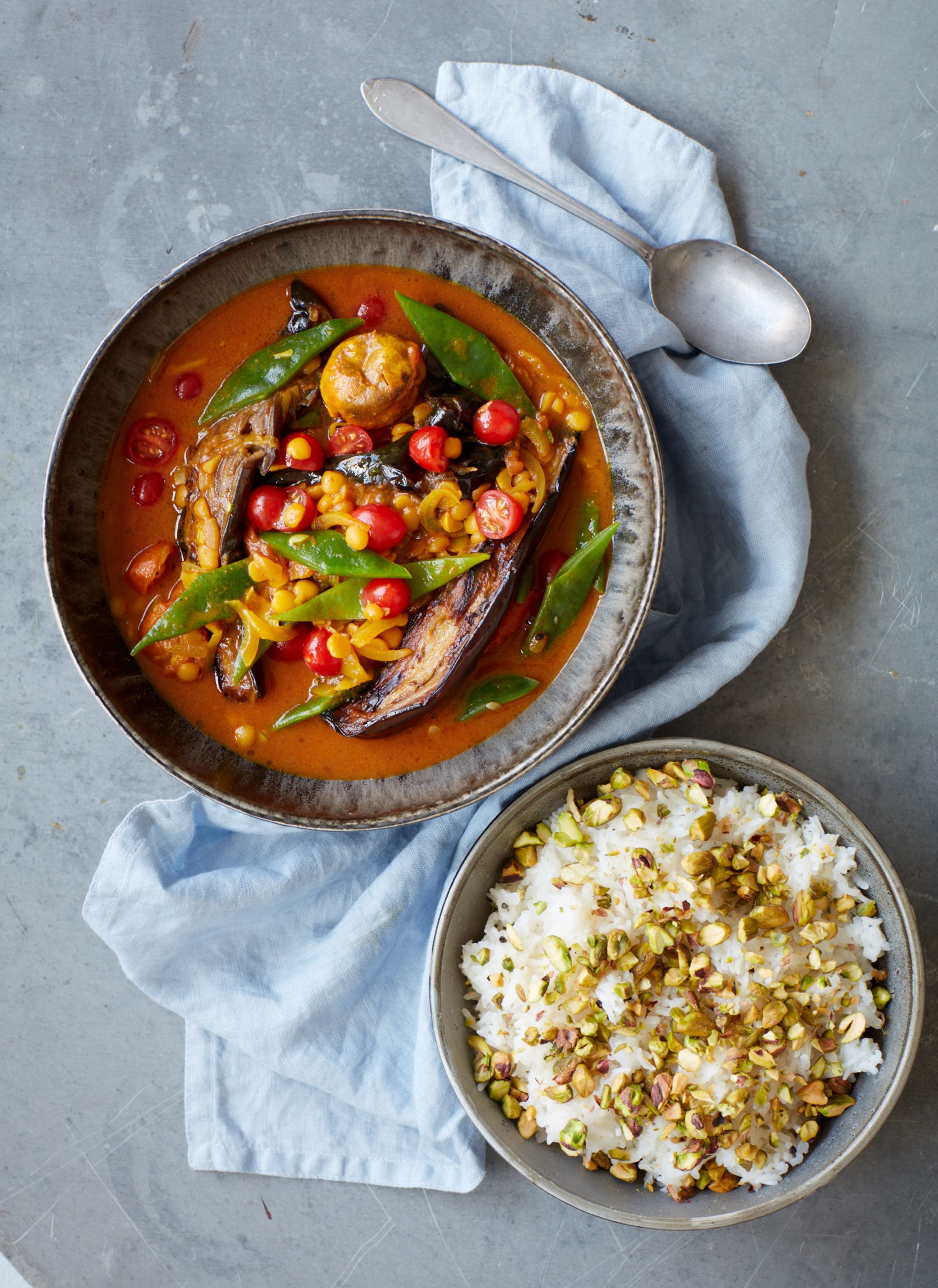 Persiske gule ærter kogt med tørret lime, snittebønner og aubergine