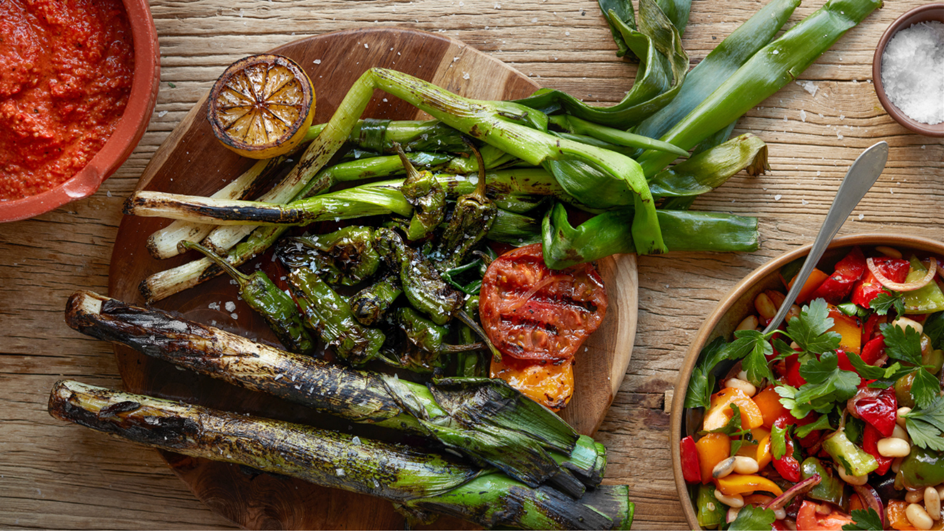 Catalansk bønnesalat med grillede grøntsager og salbitxada-sauce