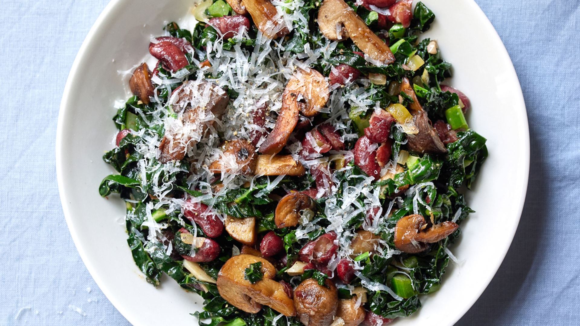 Bønnebiksemad med svampe, kål og parmesan