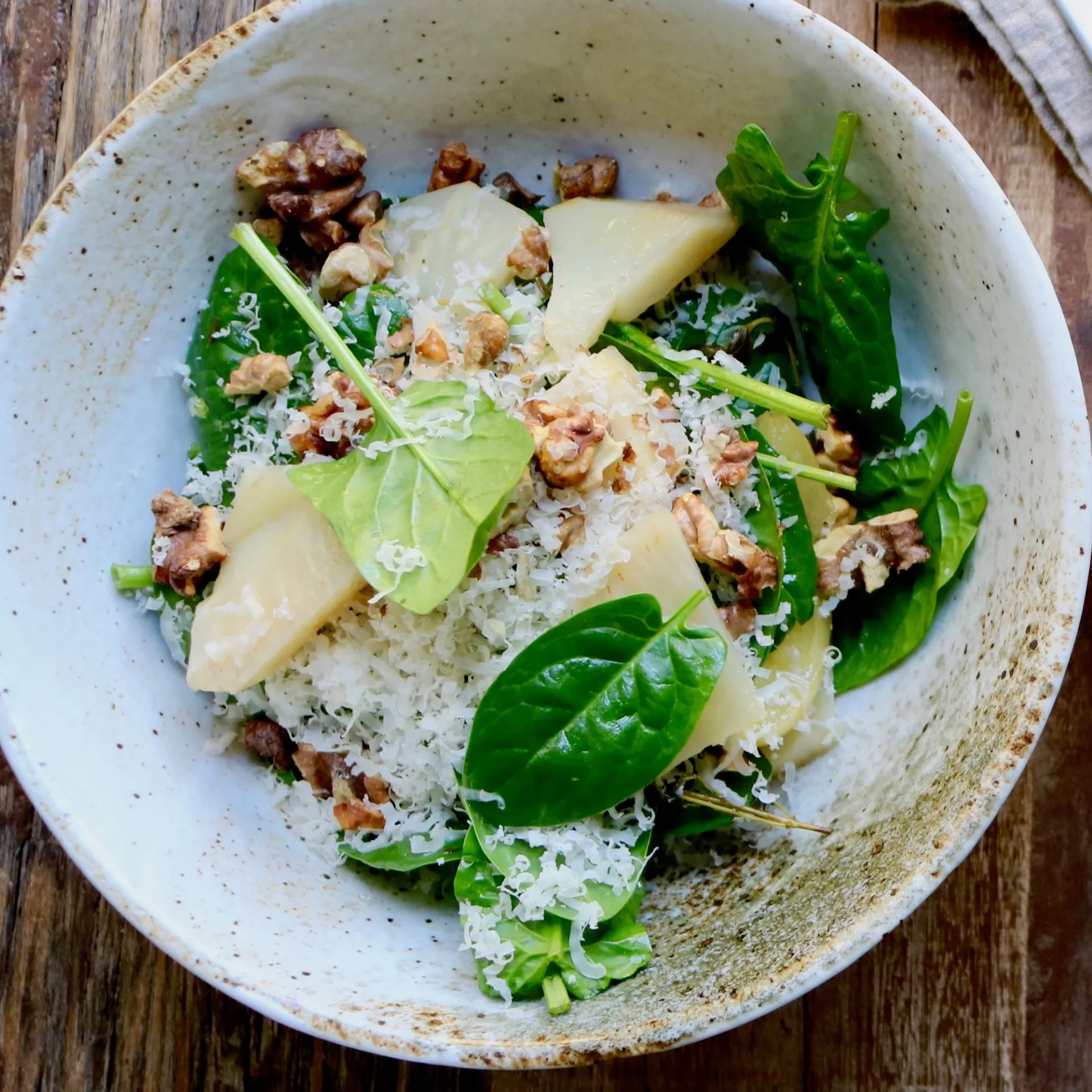 Sous vide knoldselleri med spinat og valnødder