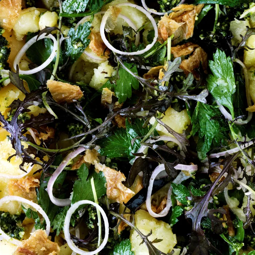 Salat af knuste kartofler med brændenældesalsa, sprødt kyllingeskind og rucola