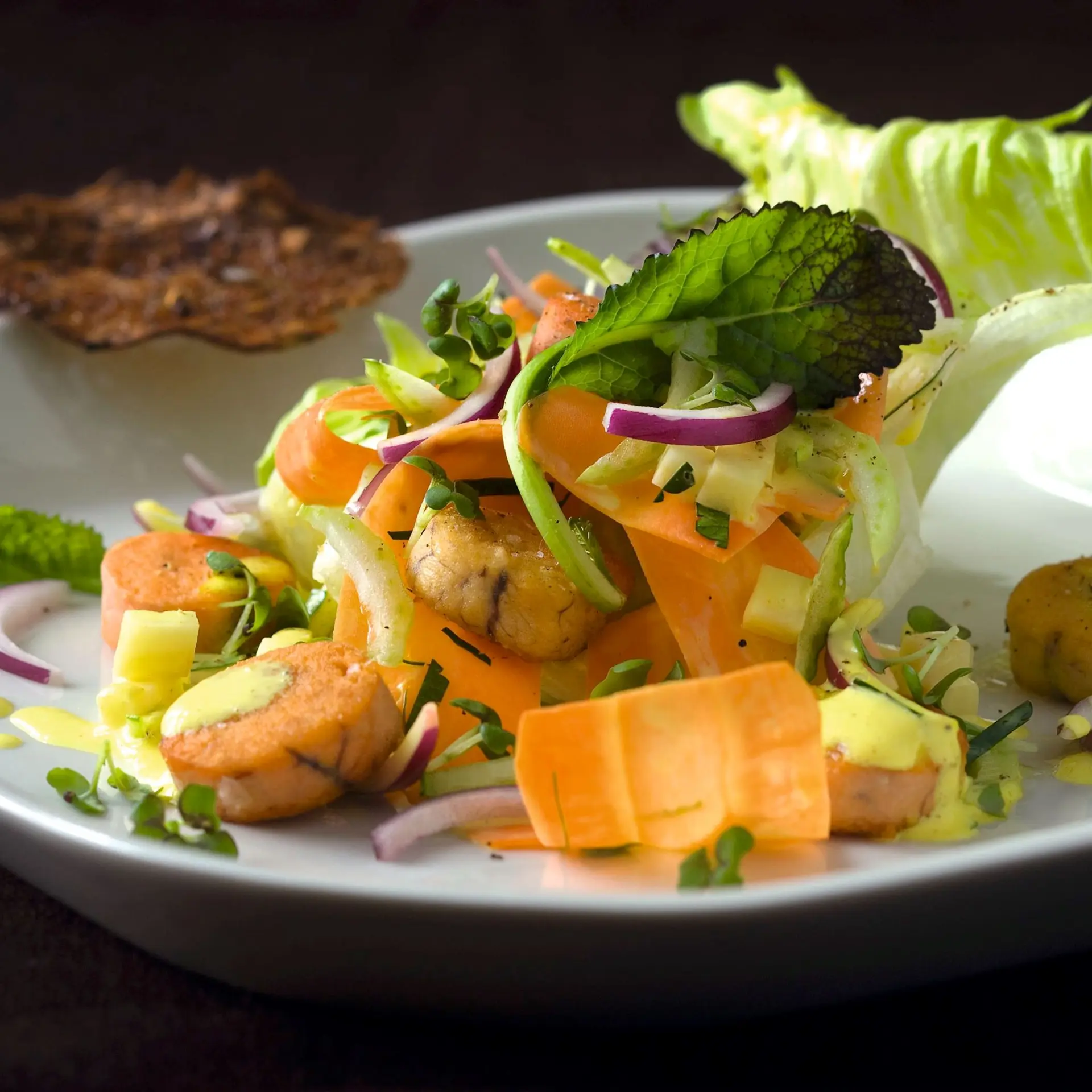 Lun torskerogn med rødder og gurkemeje-mayo