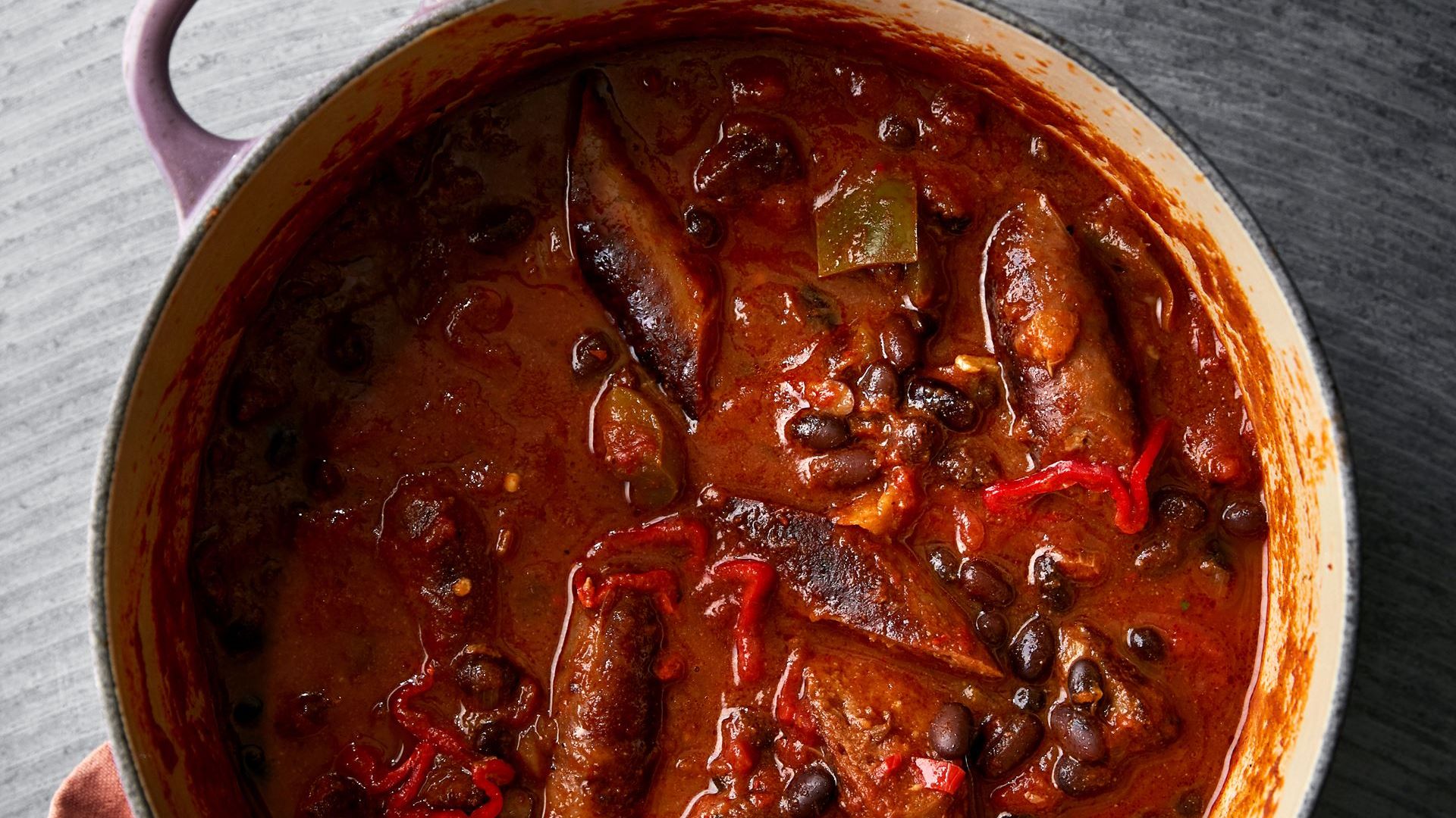 Chili con carne med merquezpølser, sorte bønner og ras el hanout