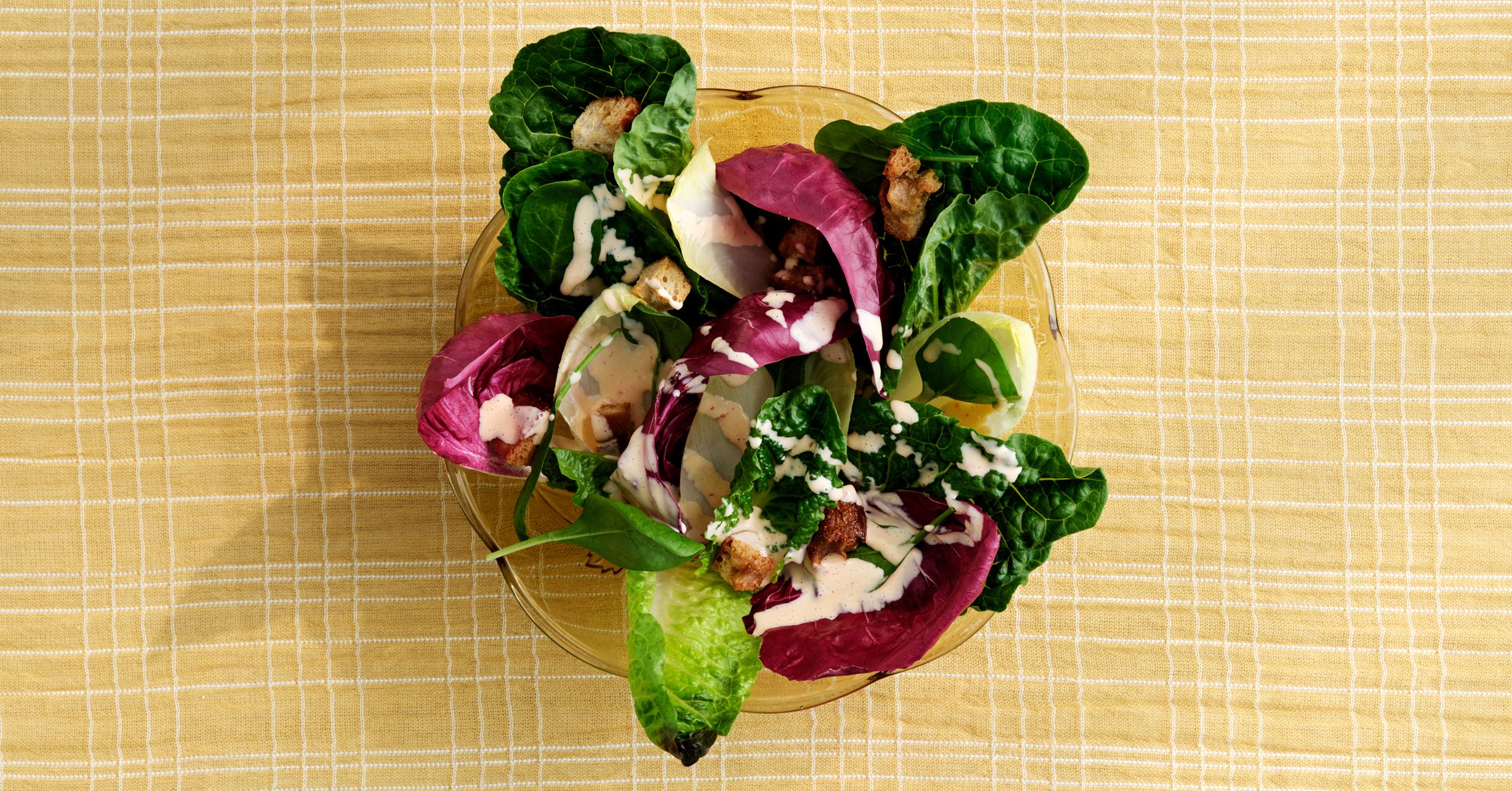 Bitre salater med croutoner og parmesandressing