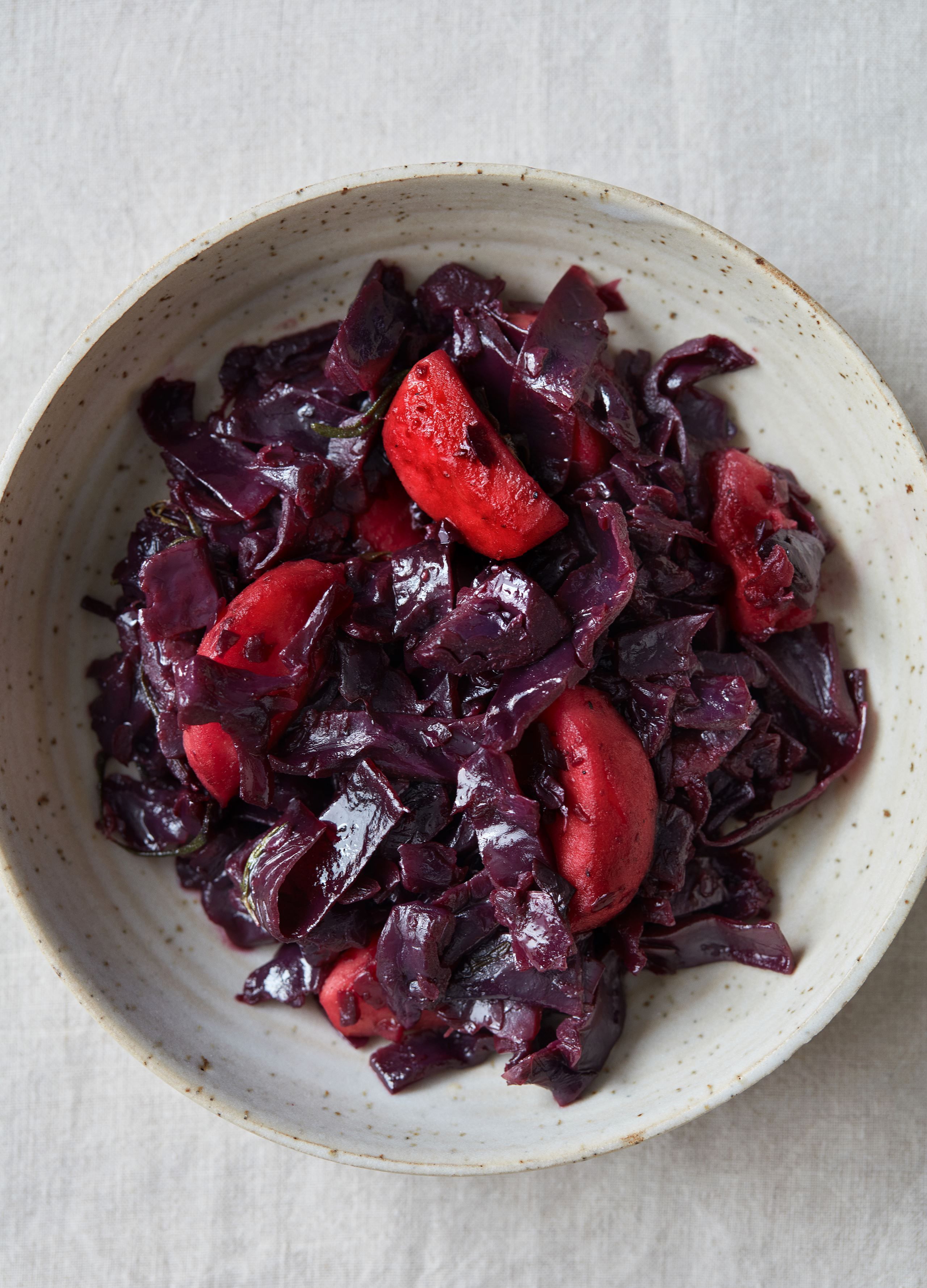 Rødvinskogt rødkål med rosmarin og æbler