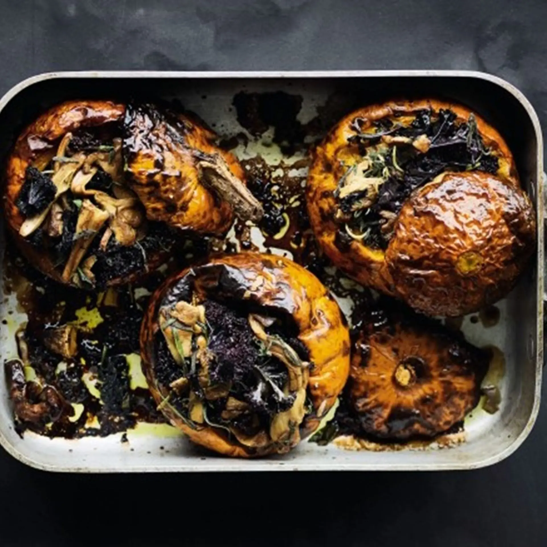 Bagt græskar med svampe