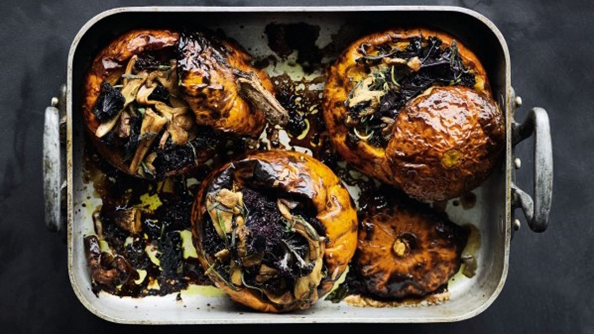 Bagt græskar med svampe