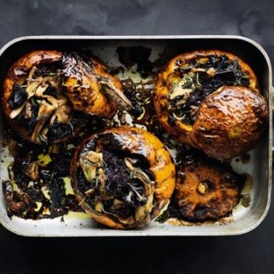 Bagt græskar med svampe