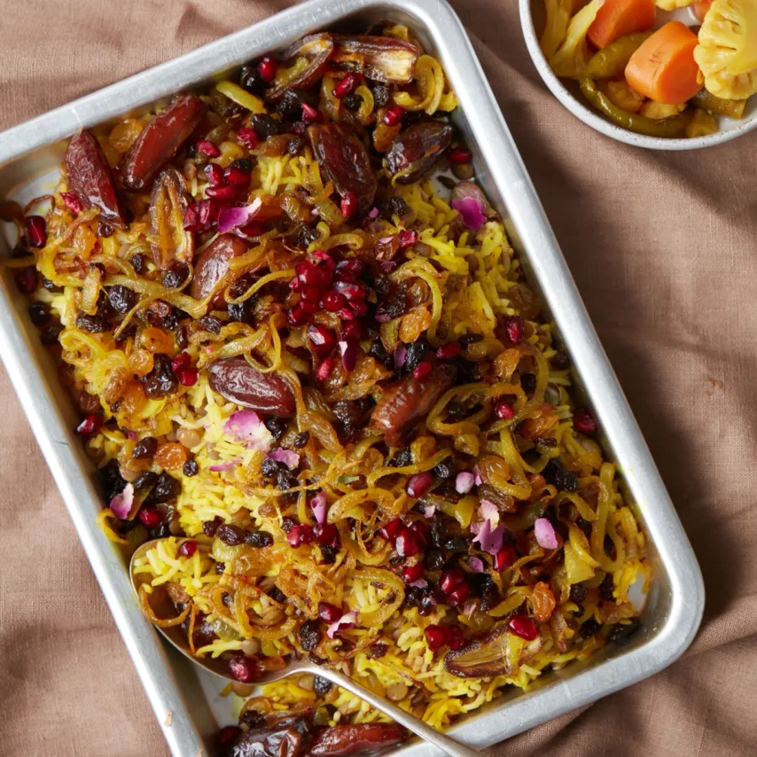 Adas Polo – aromatiske persiske ris og linser med spinat-yoghurtdressing og pickles