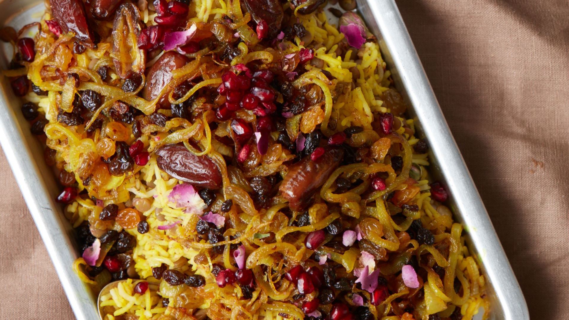 Adas Polo – aromatiske persiske ris og linser med spinat-yoghurtdressing og pickles