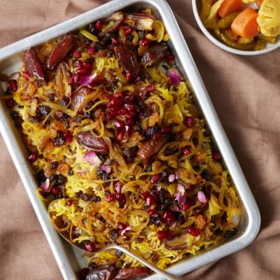 Adas Polo – aromatiske persiske ris og linser med spinat-yoghurtdressing og pickles