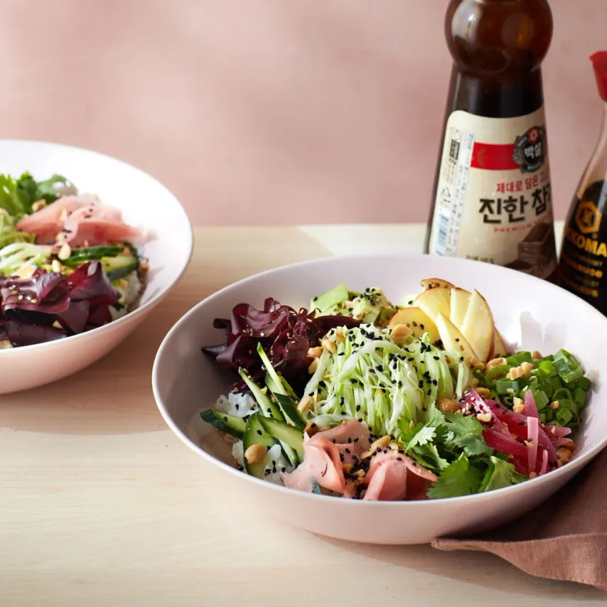 Grøn poke bowl med wasabicreme