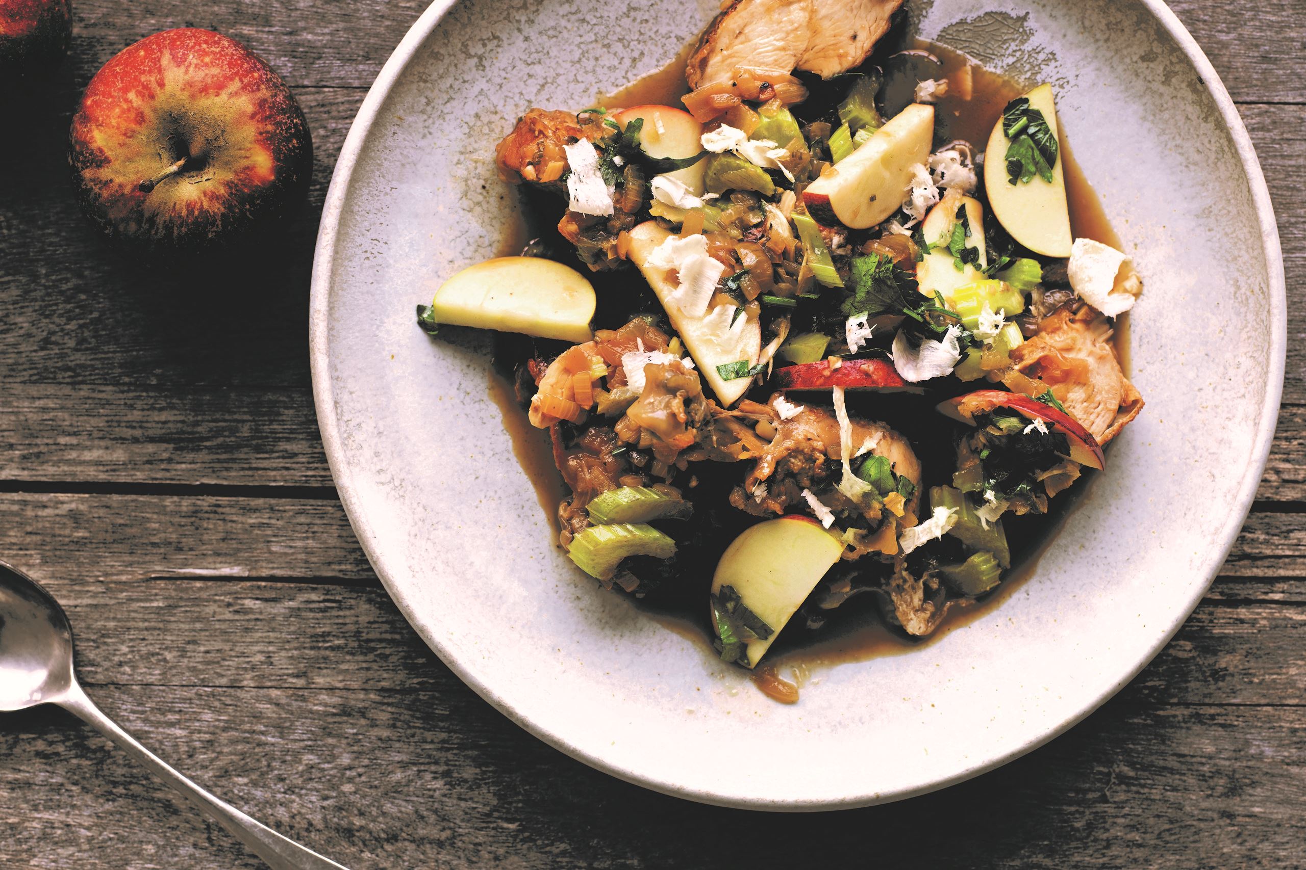 Hane i æblemost med bacon og æbler