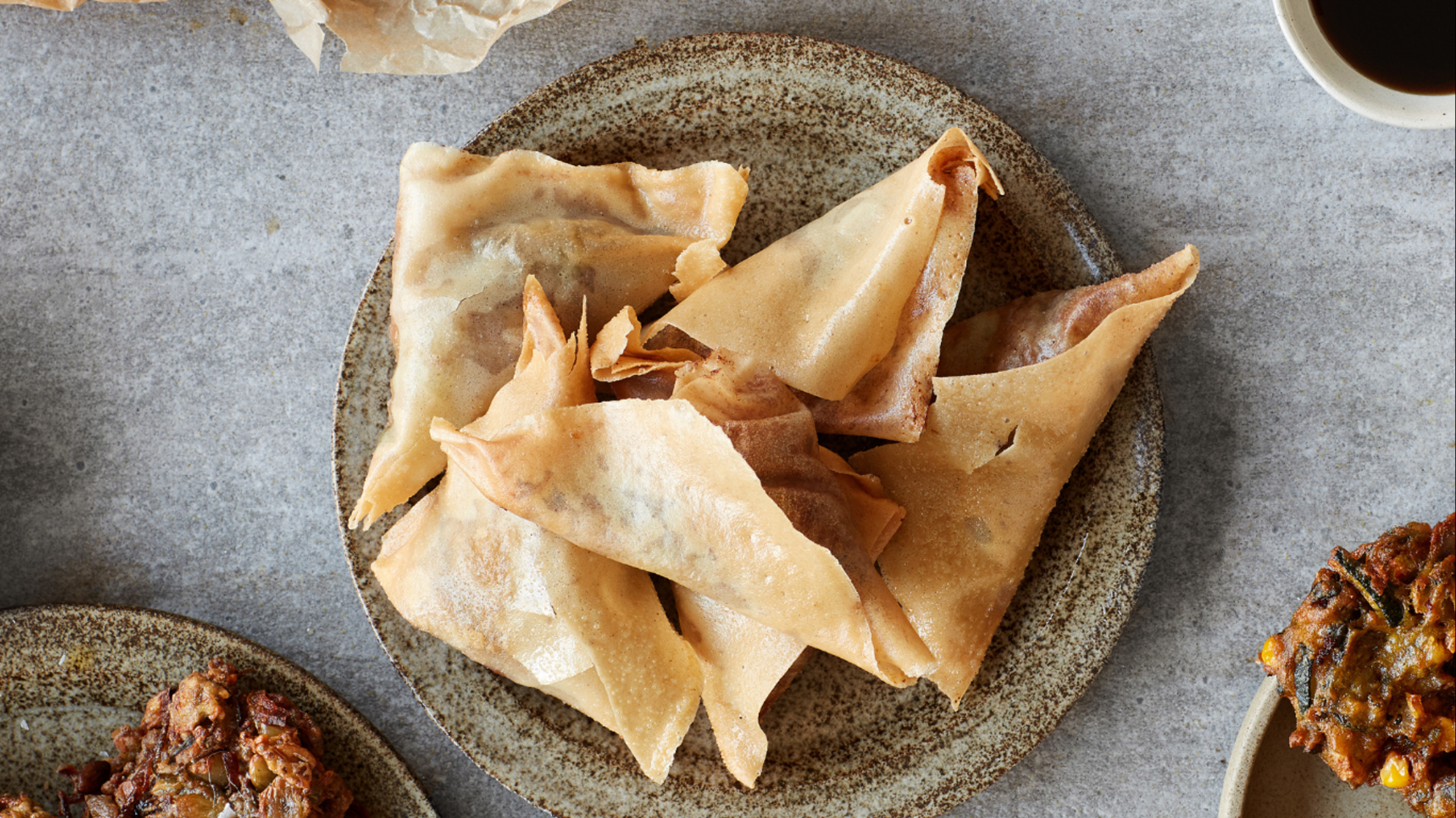 Samosas med gule og grønne ærter og kartoffel