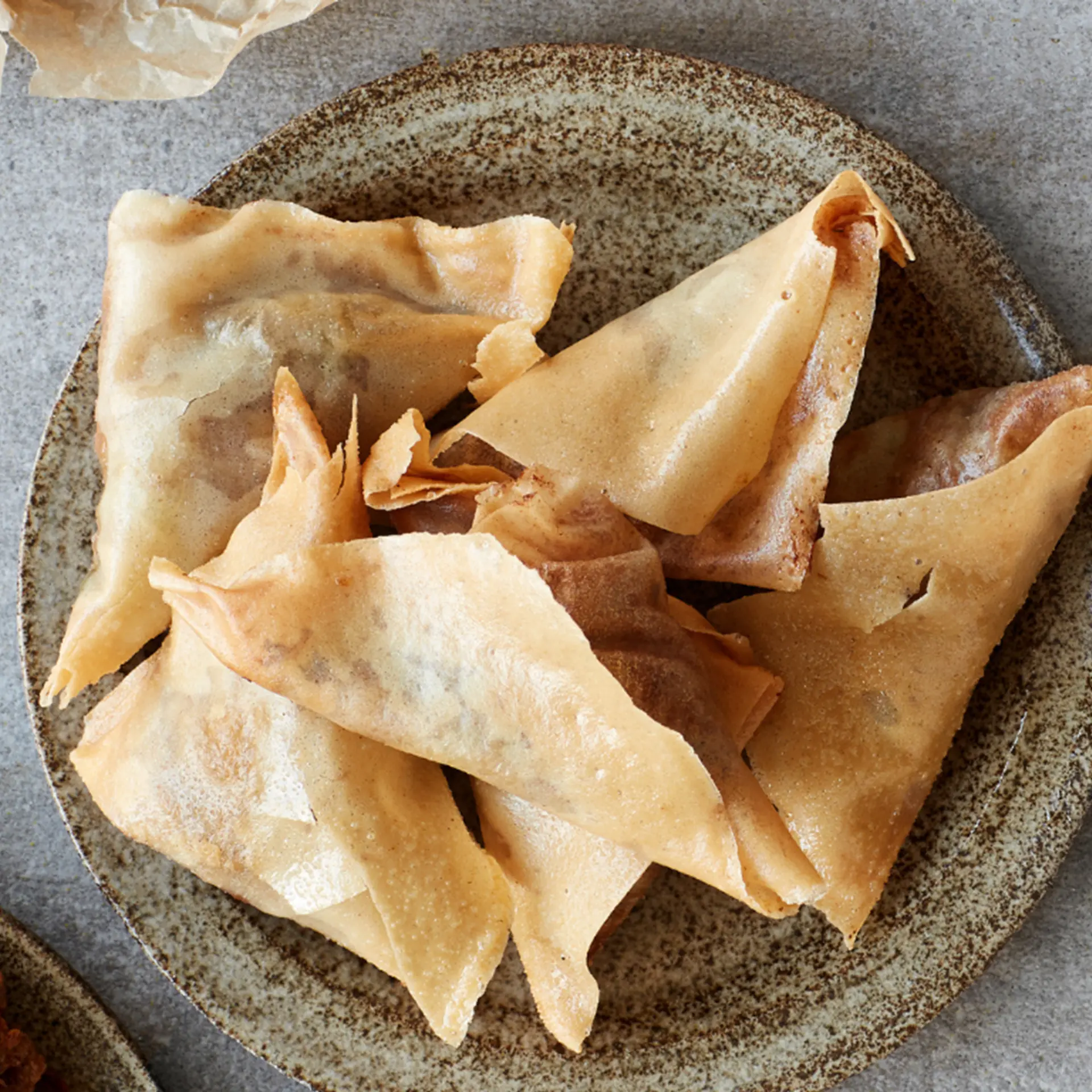 Samosas med gule og grønne ærter og kartoffel