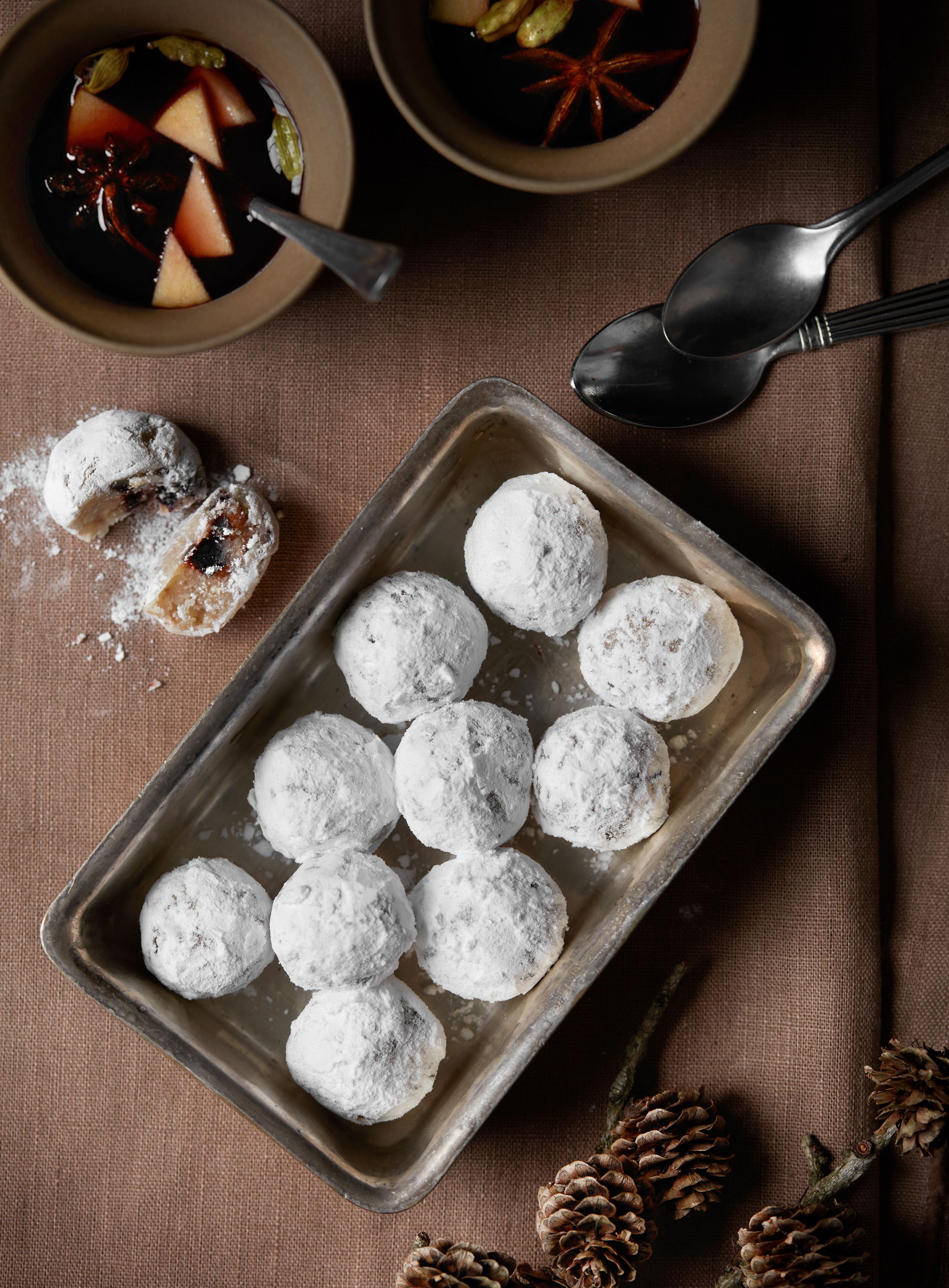 Snekugler med ristede mandler og tørrede kirsebær