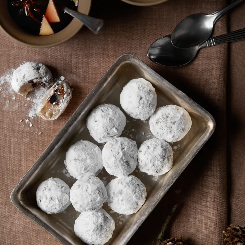 Snekugler med ristede mandler og tørrede kirsebær