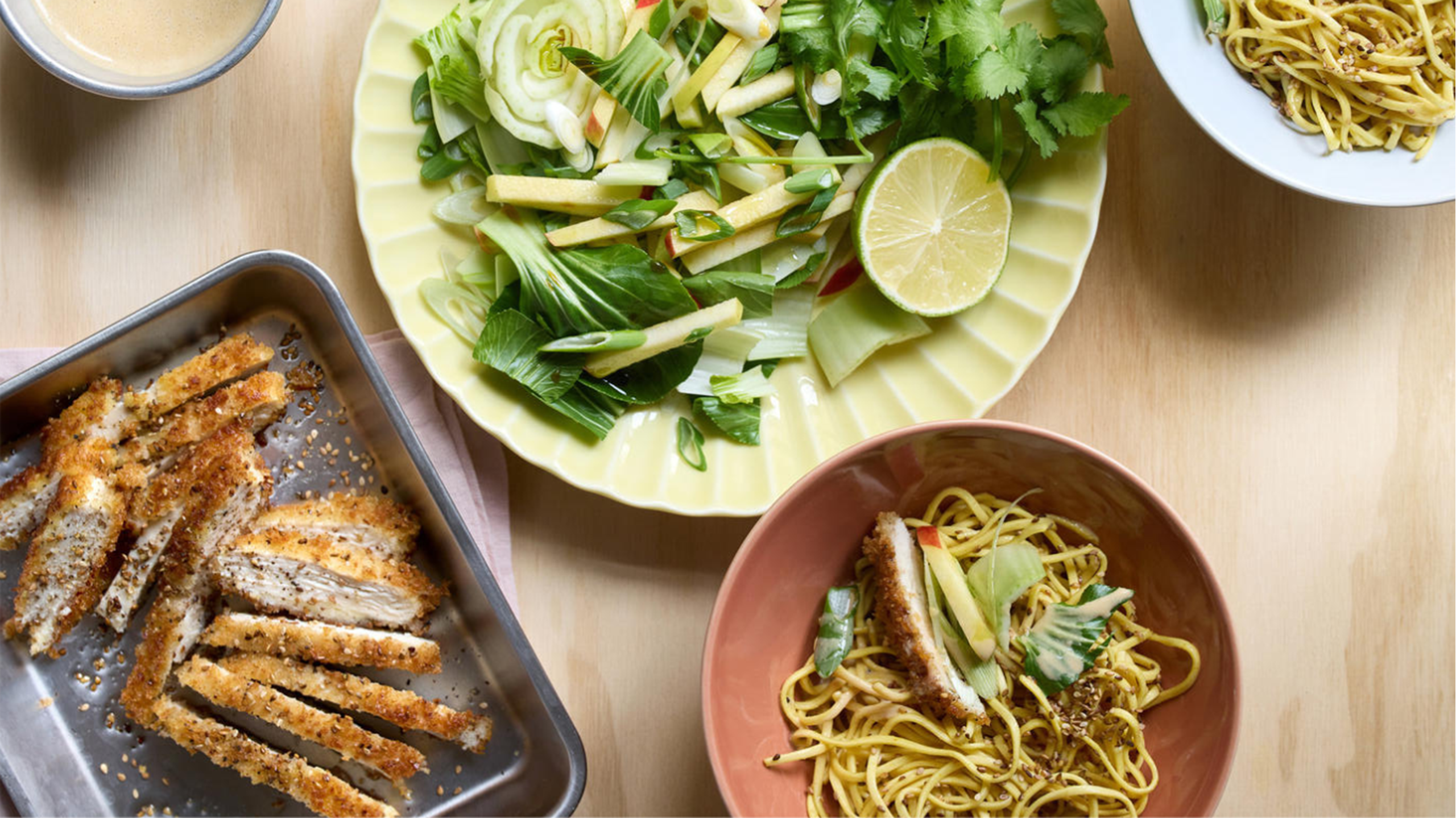 Nudelbowl med sesamkylling, kål, æbler og gomadressing