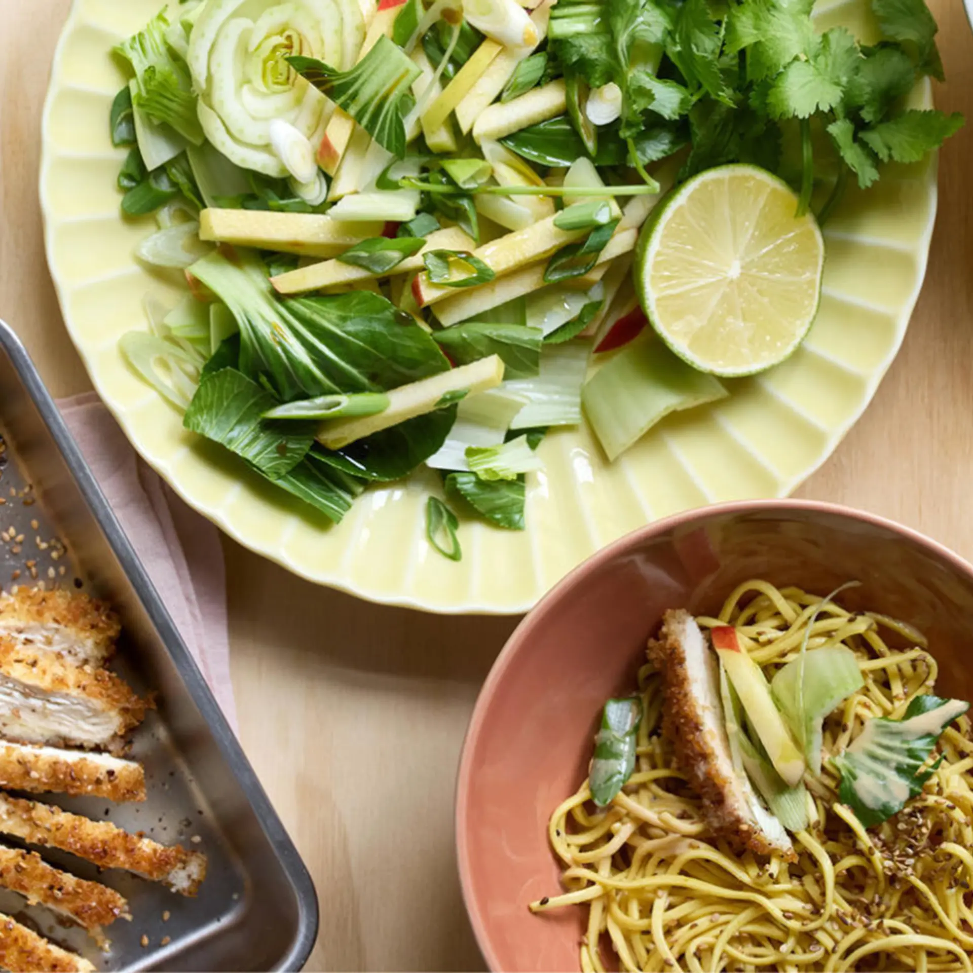 Nudelbowl med sesamkylling, kål, æbler og gomadressing