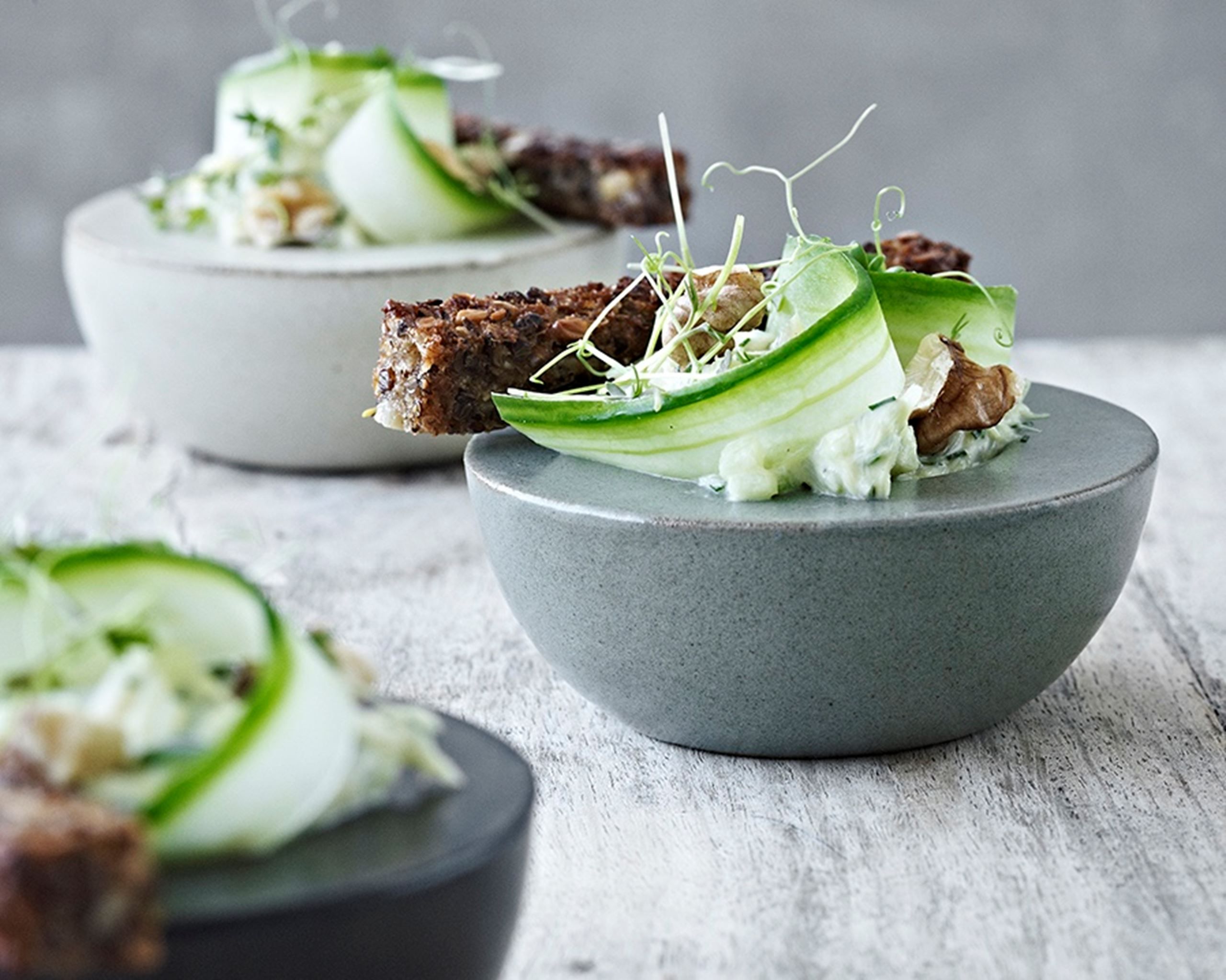 Ristet rugbrød med torsk, rygeost og urter