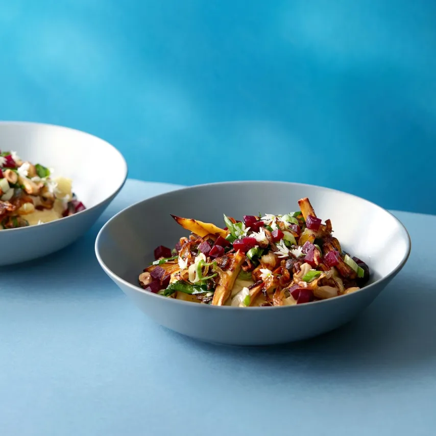 Vegetarisk brændende kærlighed med løg og ristede persillerødder