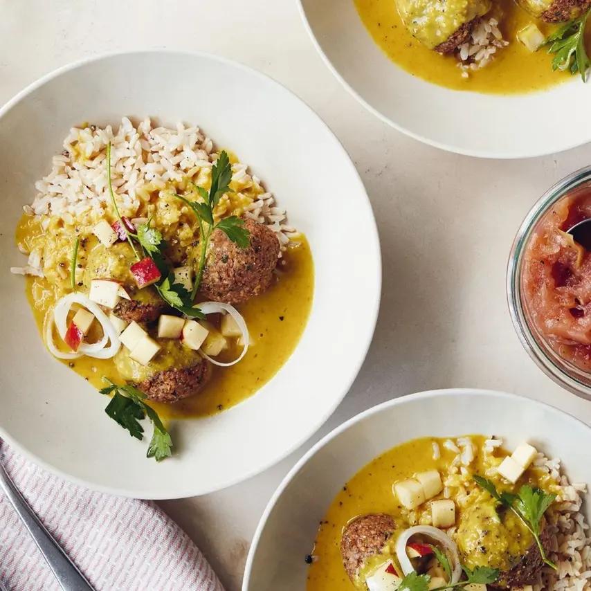 Boller i karry med æblekompot og brune ris