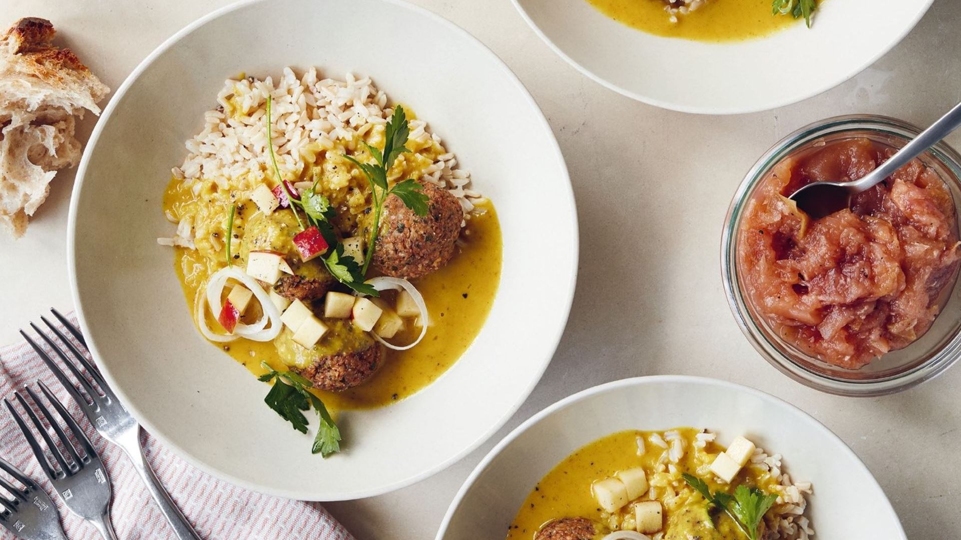 Boller i karry med æblekompot og brune ris