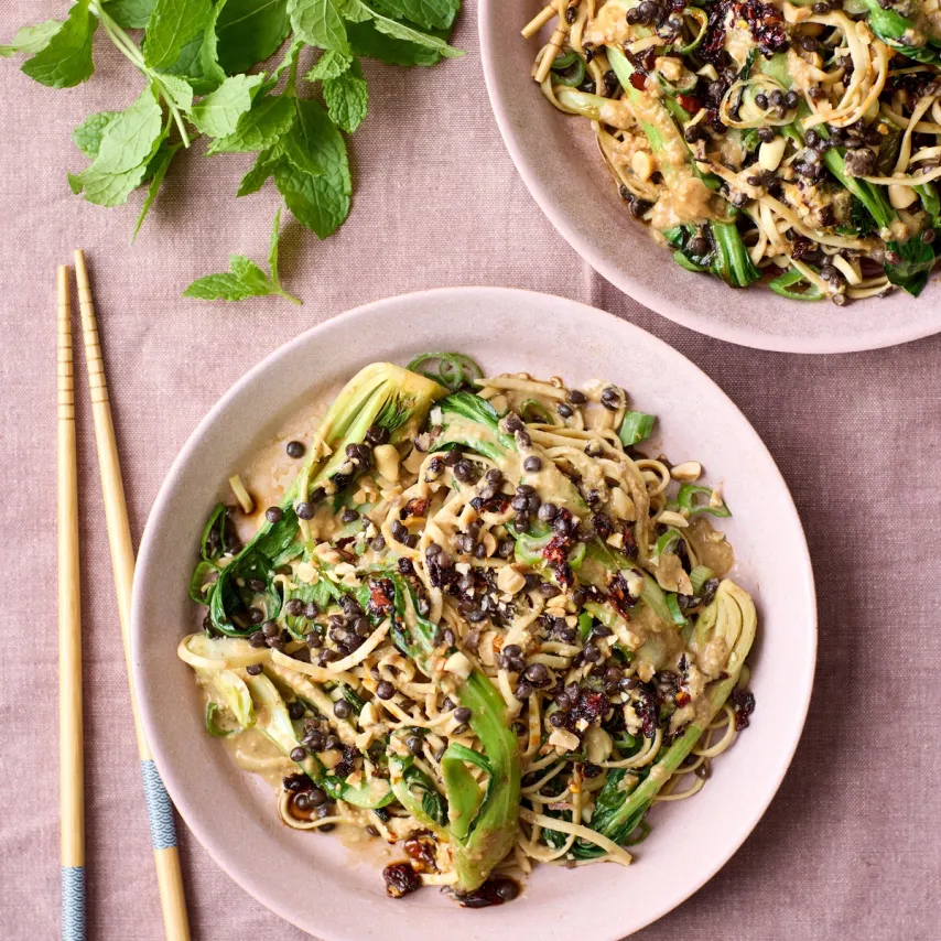 Nudler med linser, bok choy og gomadressing