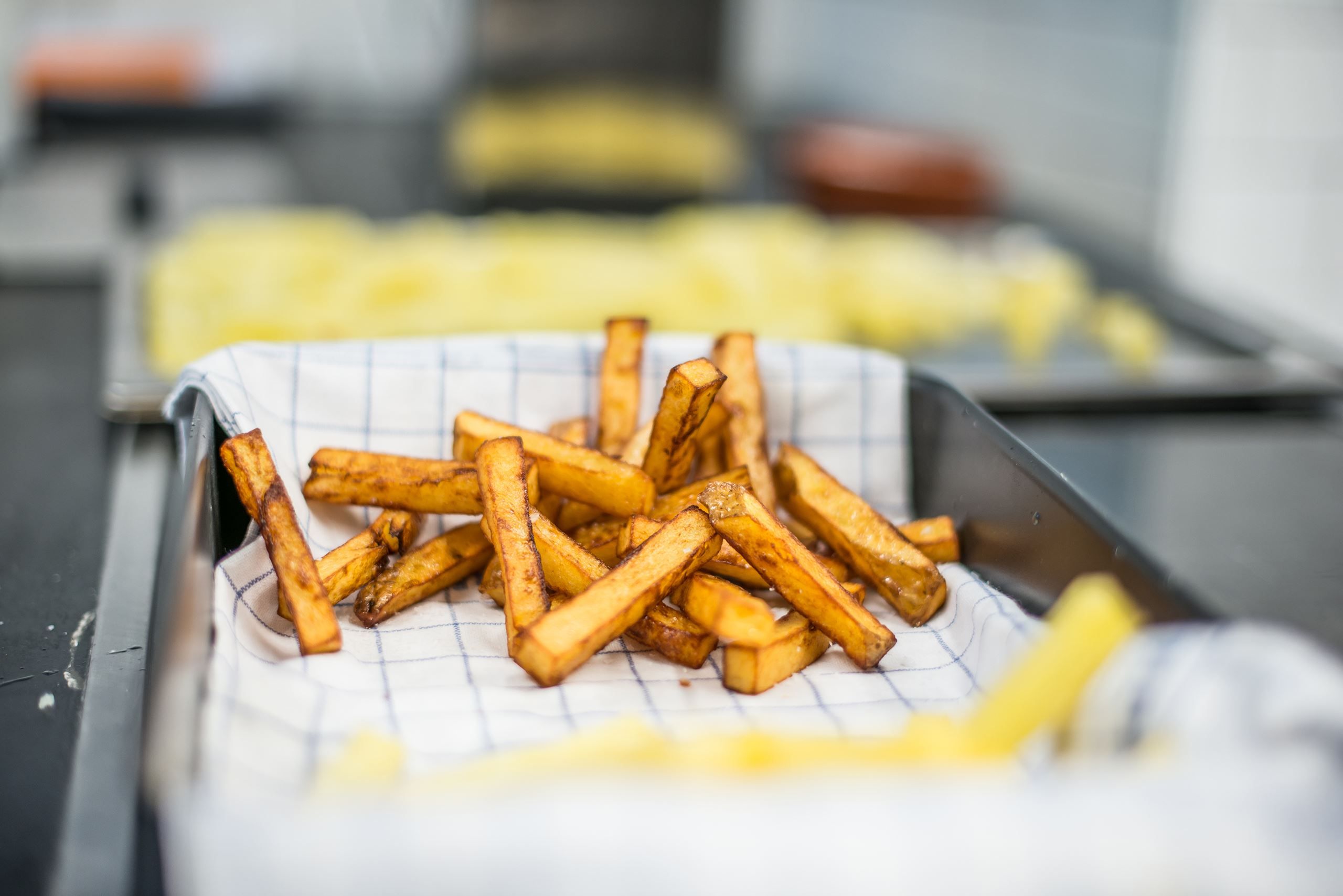 Pommes frites med persillemayo