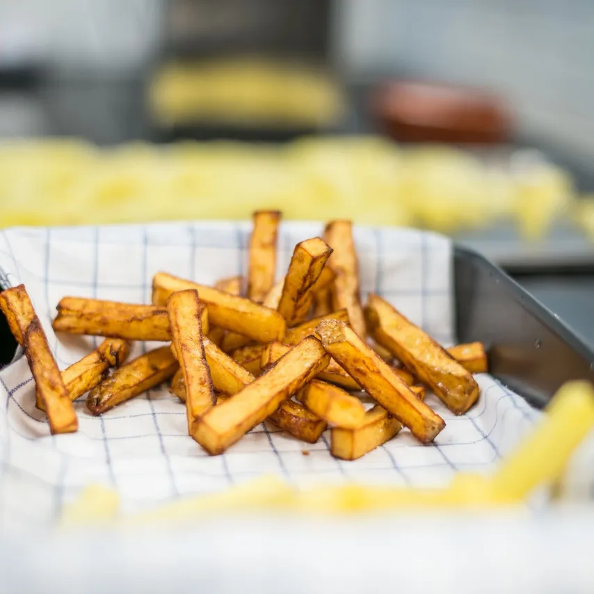 Pommes frites med persillemayo