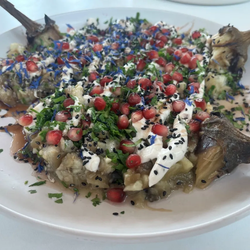 Brændte auberginer med granatæble, sort sesam og tahindressing