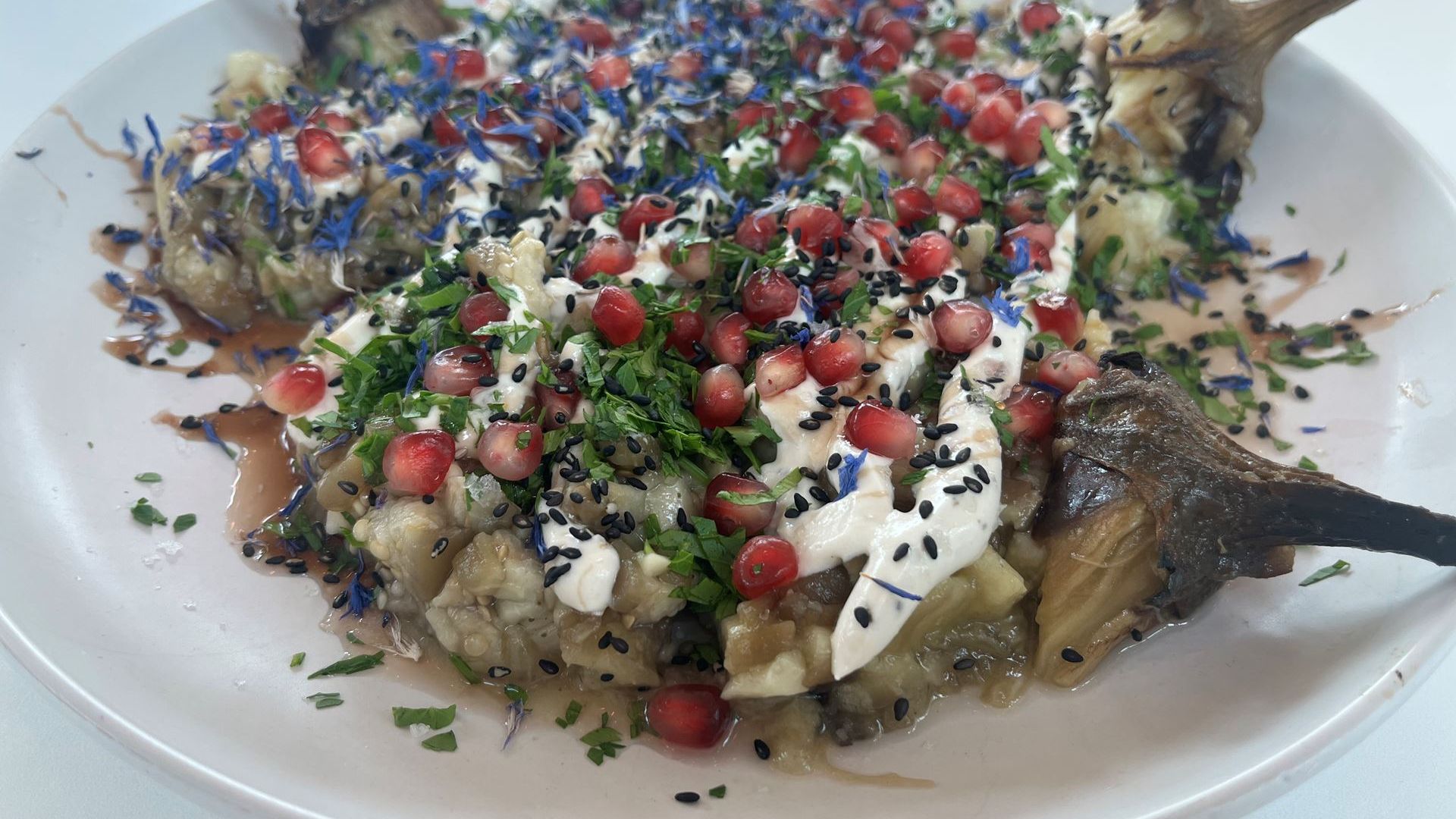 Brændte auberginer med granatæble, sort sesam og tahindressing