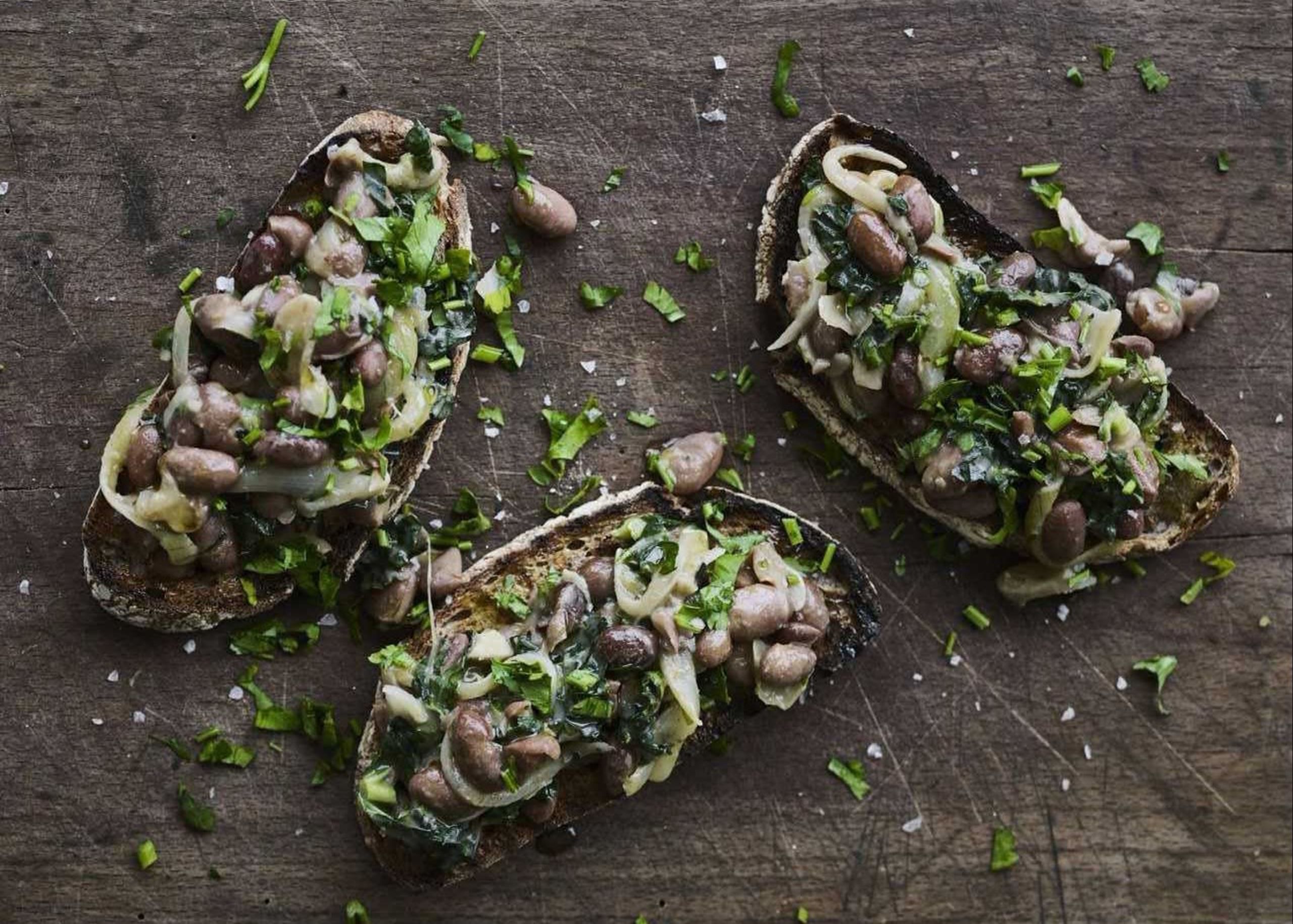 Bønner på grillet brød