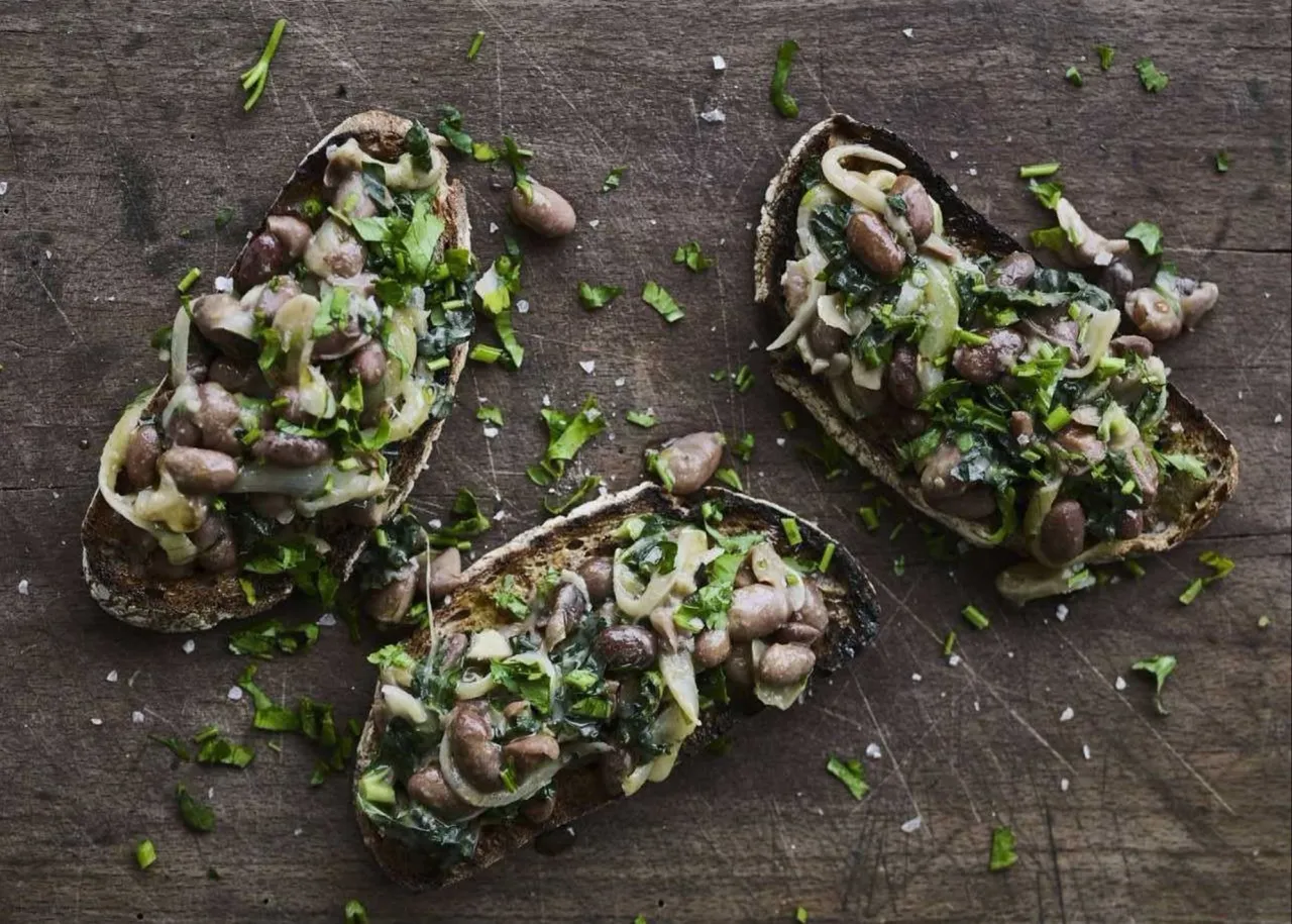 Bønner på grillet brød