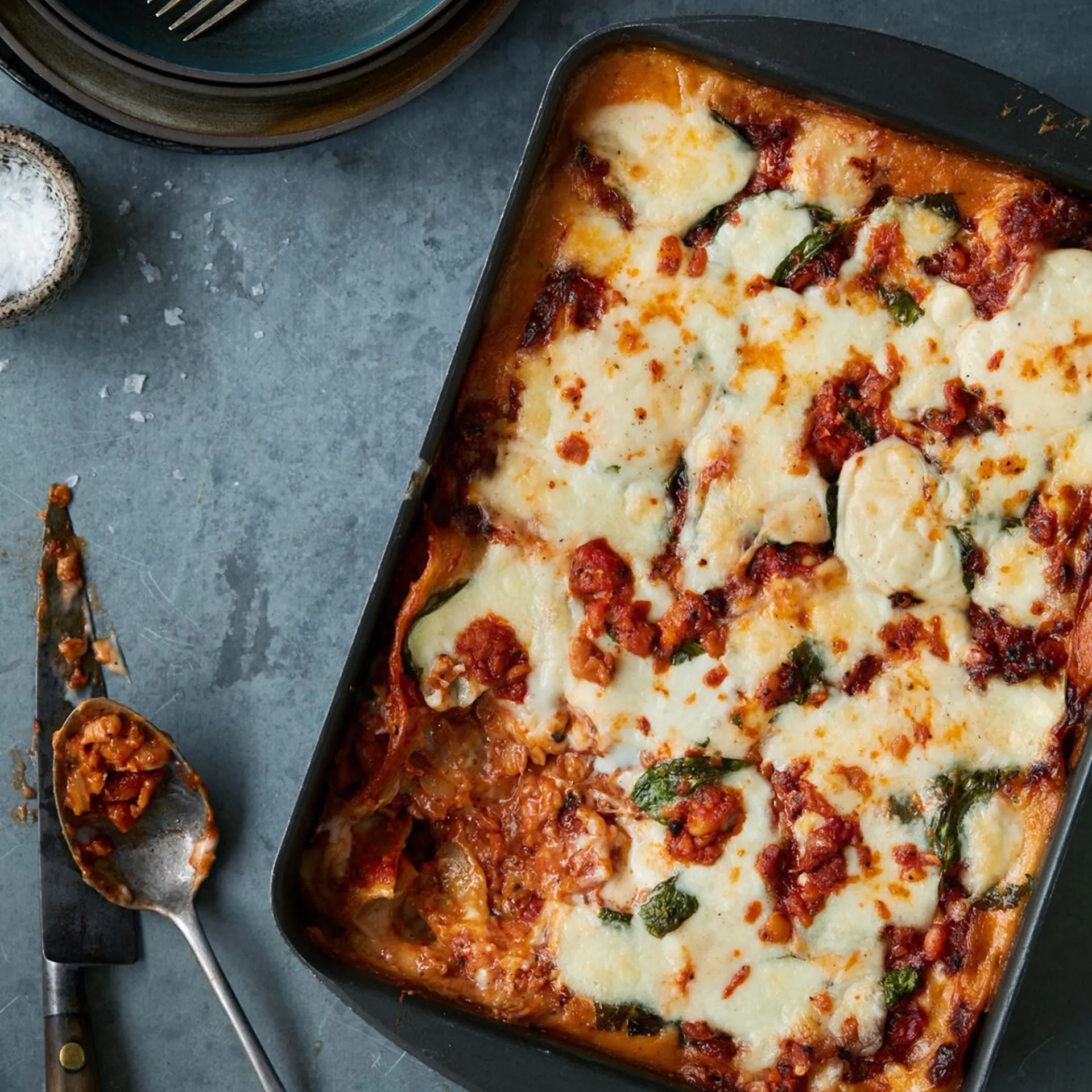 Lasagne med ristede rodfrugter, hvide bønner og basilikum