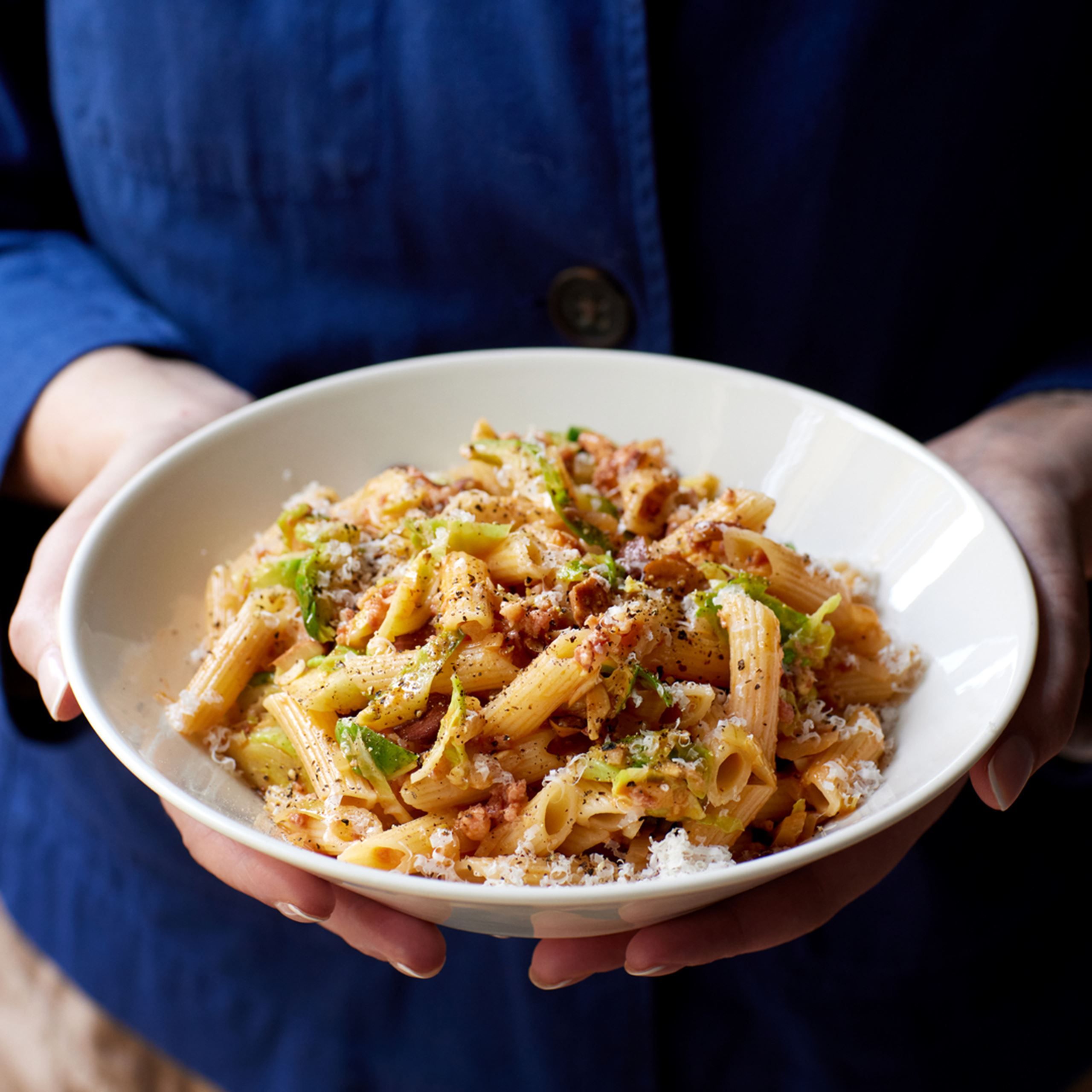 Pasta med salsiccia, rosenkål og mandler
