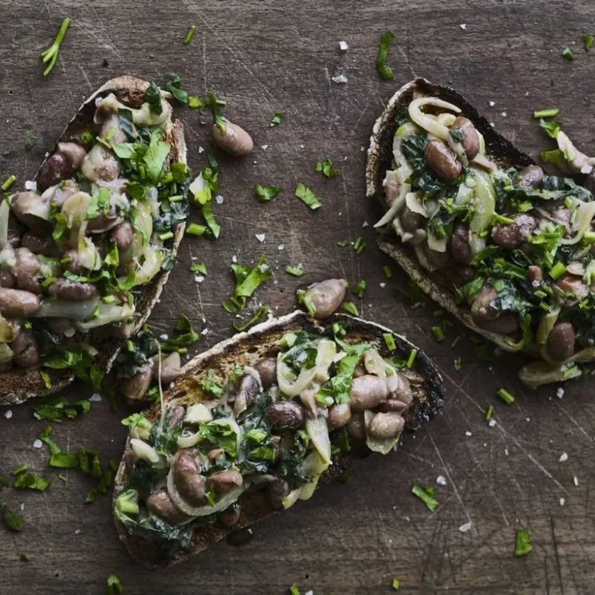 Bønner på grillet brød