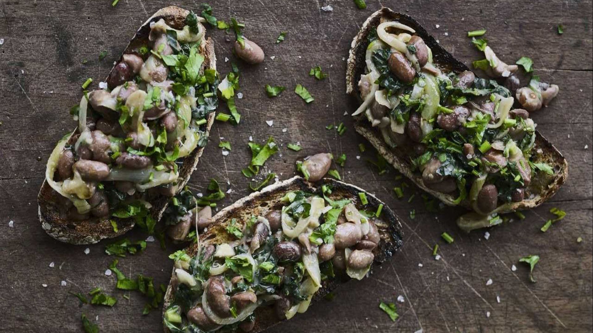 Bønner på grillet brød