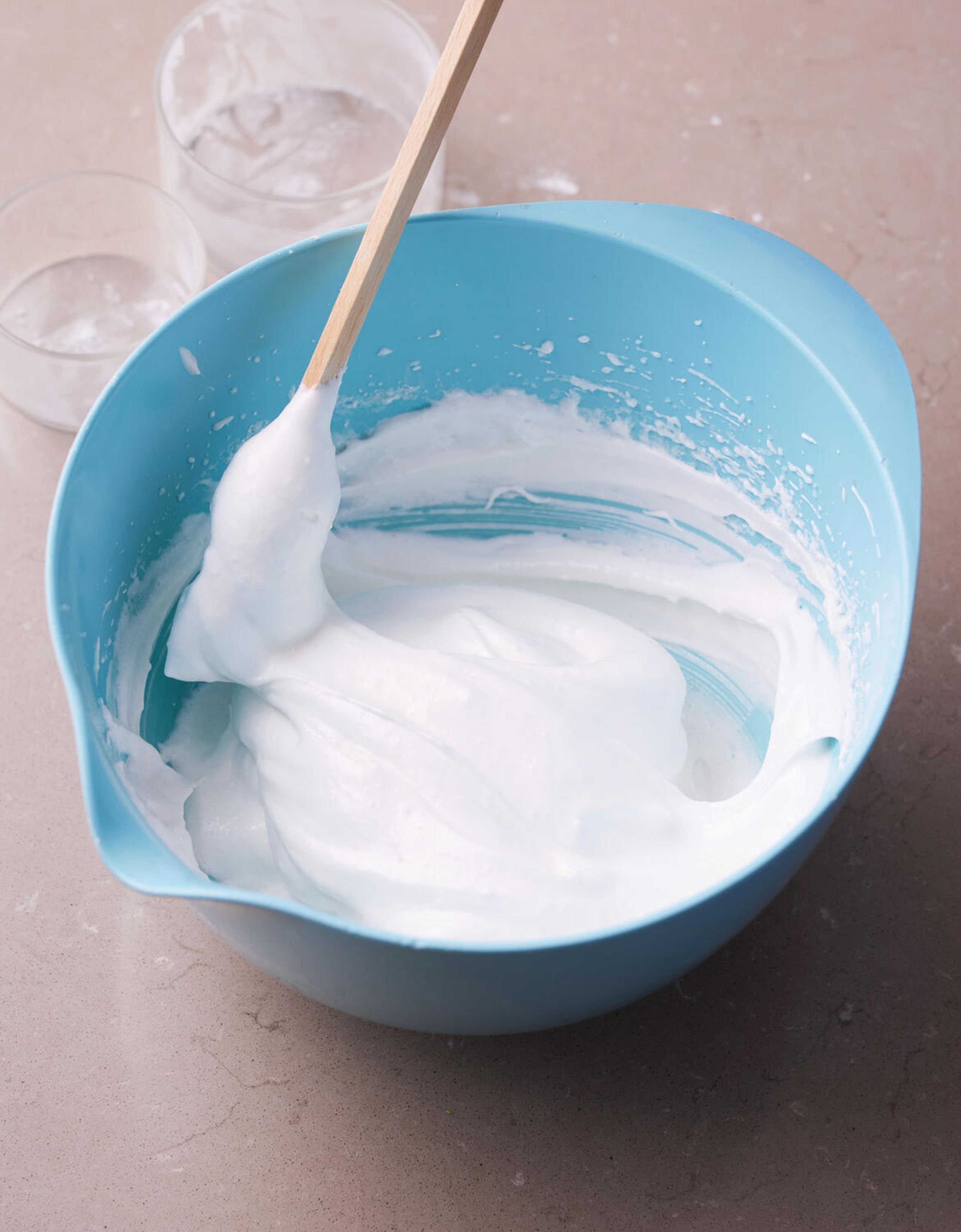 MARENGS MED FLØDECREME OG RÅSYLTEDE JORDBÆR