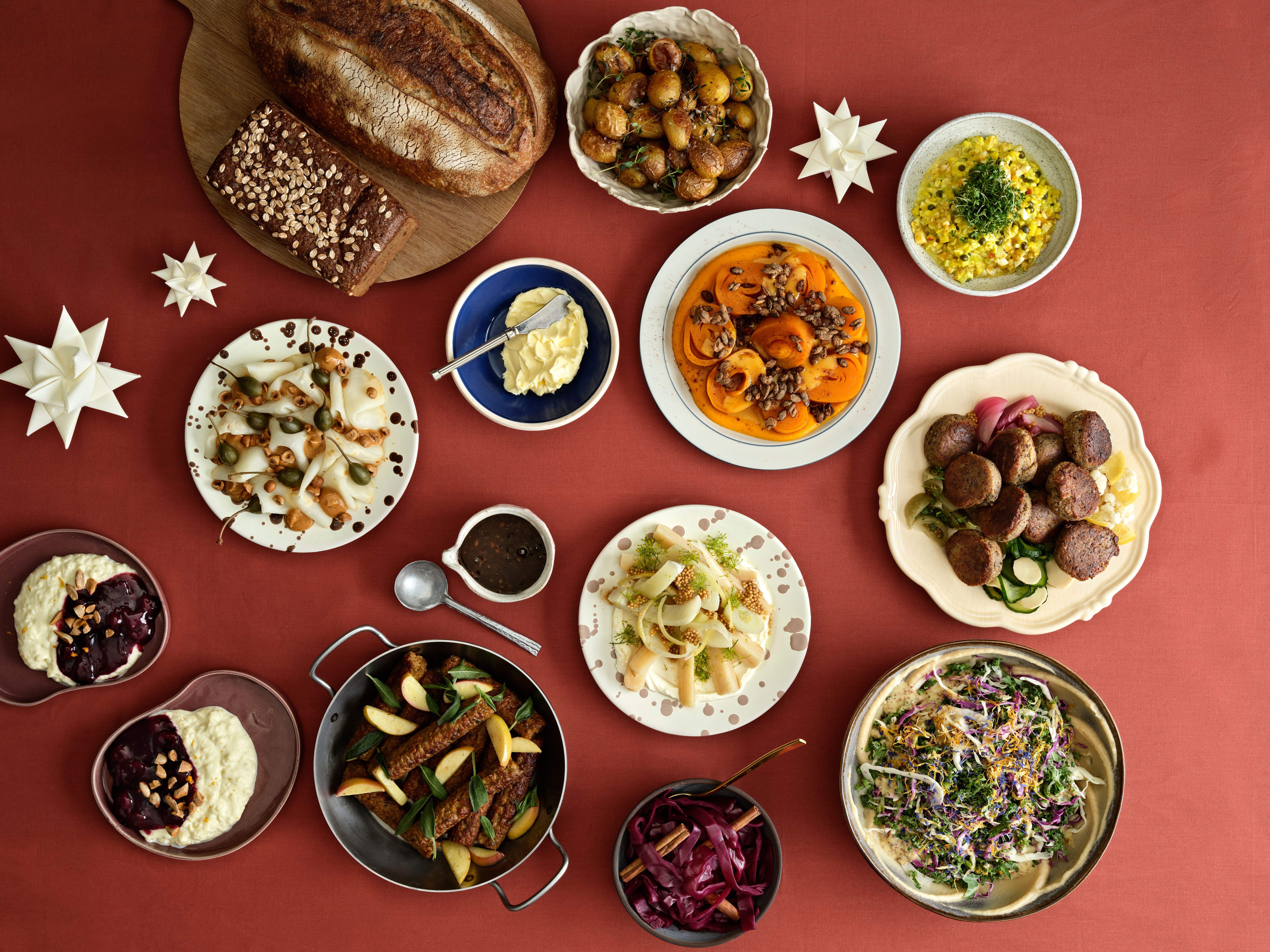 DKK 295,- ex moms hvis I selv opvarmer maden
DKK 320,- ex moms hvis maden skal leveres varm og klar til at stille på buffet 