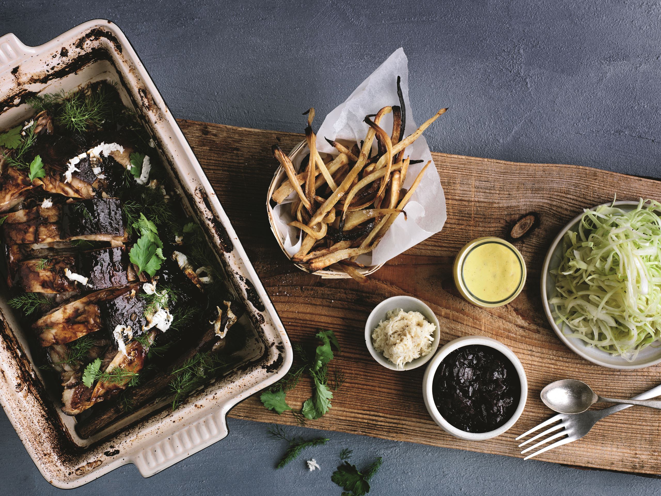 Oksetværreb med kirsebærvin og lakridsrod