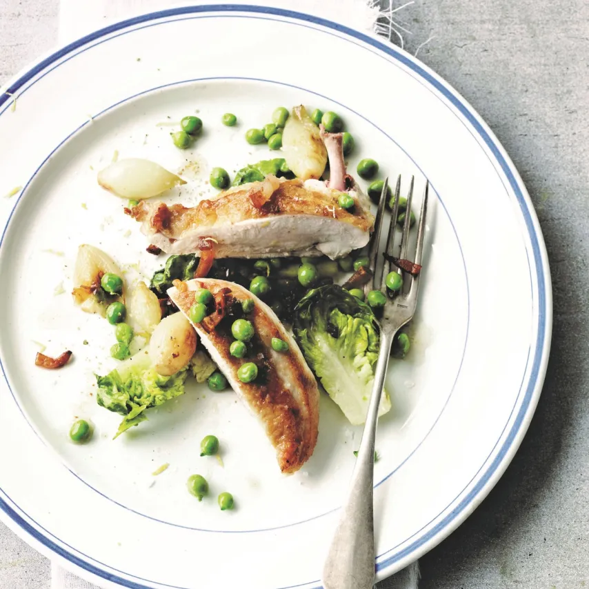 Stegt kylling med braiserede ærter, perleløg og bacon