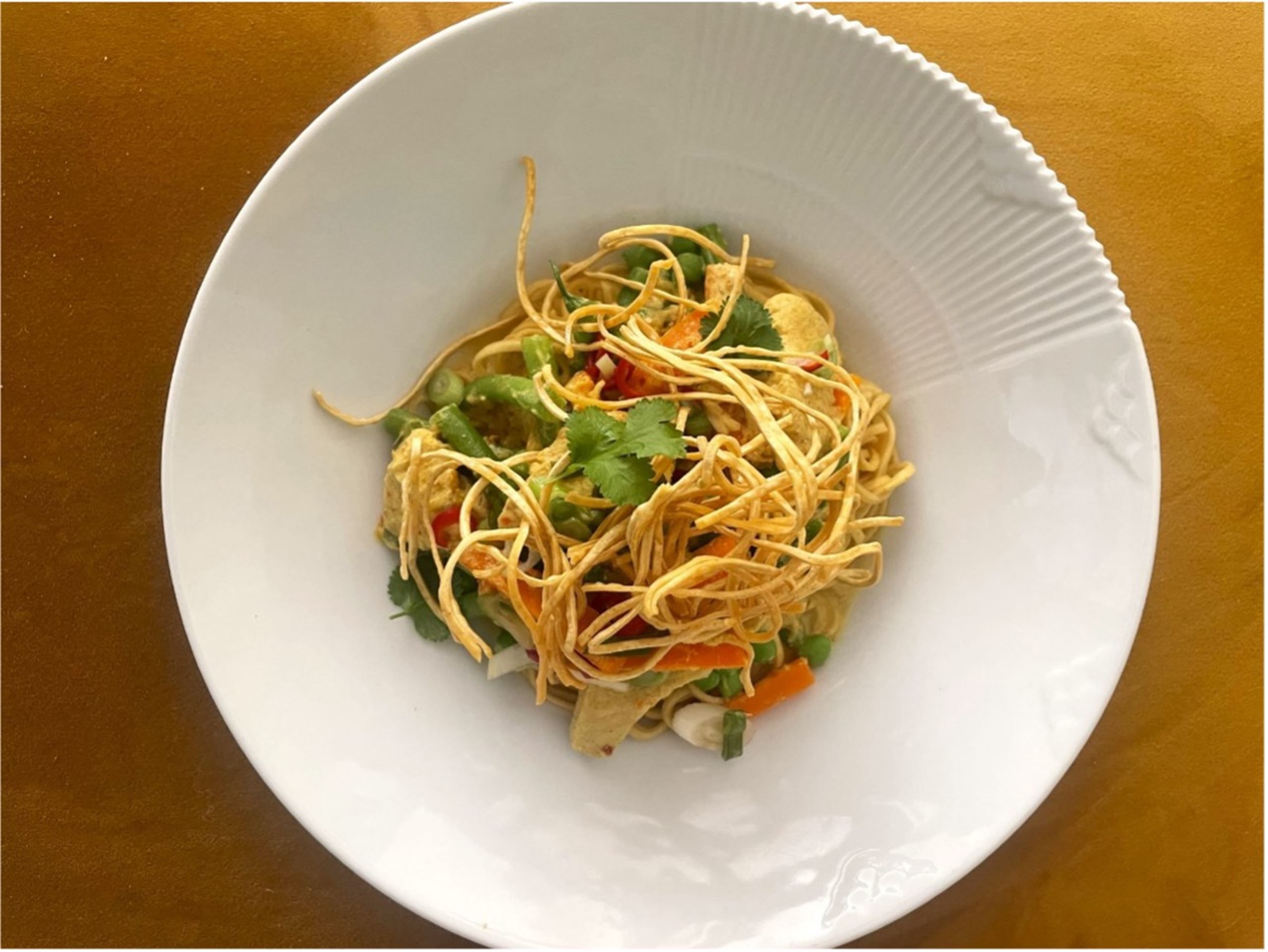 Gul karry med kylling og nudler