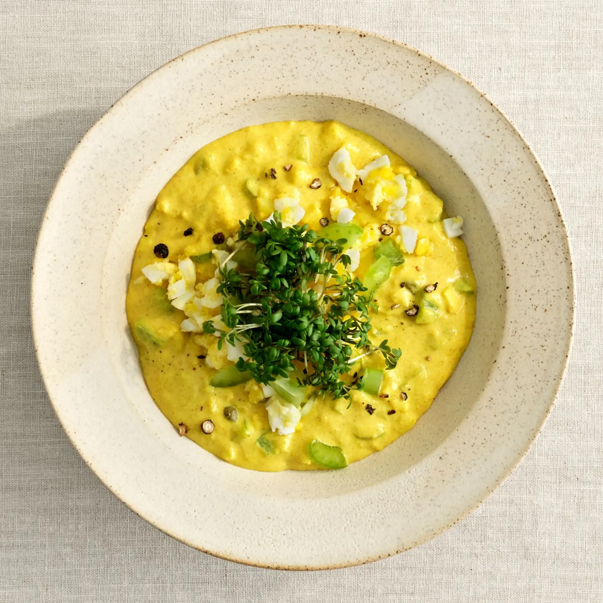 Cremet æggesalat med bladselleri og mild karry