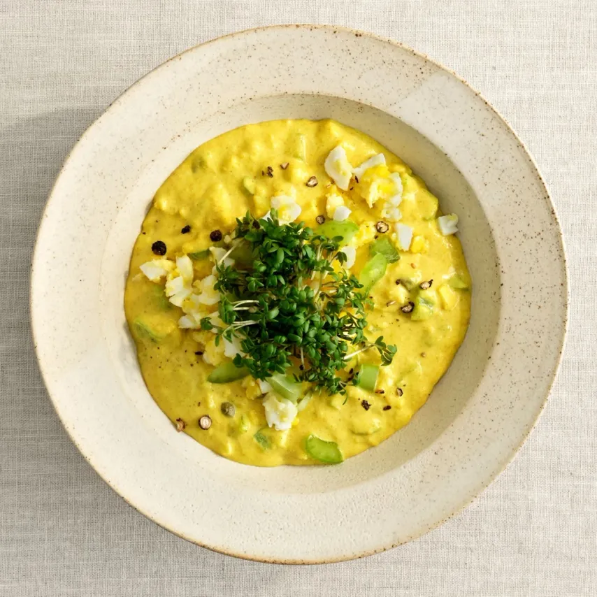 Cremet æggesalat med bladselleri og mild karry