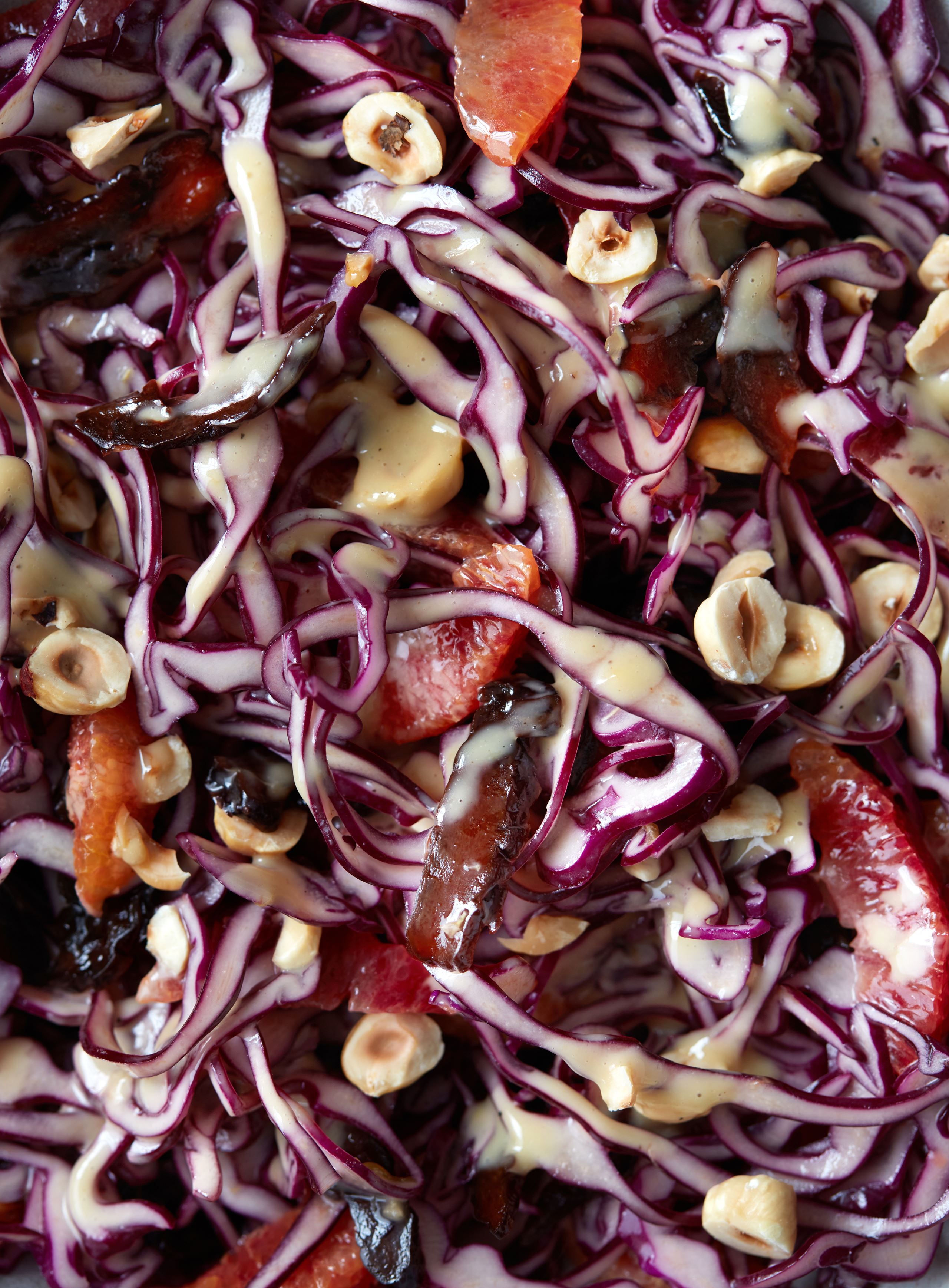 Frisk rødkålssalat med svesker, hasselnødder og appelsin